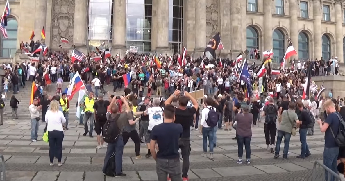 許多德國民眾上街抗議政府的防疫政策,甚至還有人試圖闖入國會大廈。(翻攝自YouTube Frank Trahm)