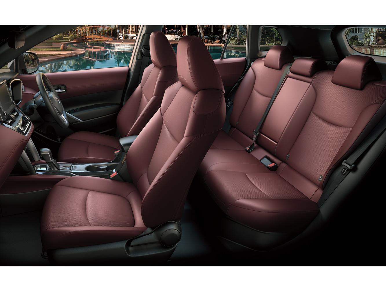 較其他CUV更大些的車內空間，是TOYOTA Corolla Cross的最大優勢。（圖為右駕版本）