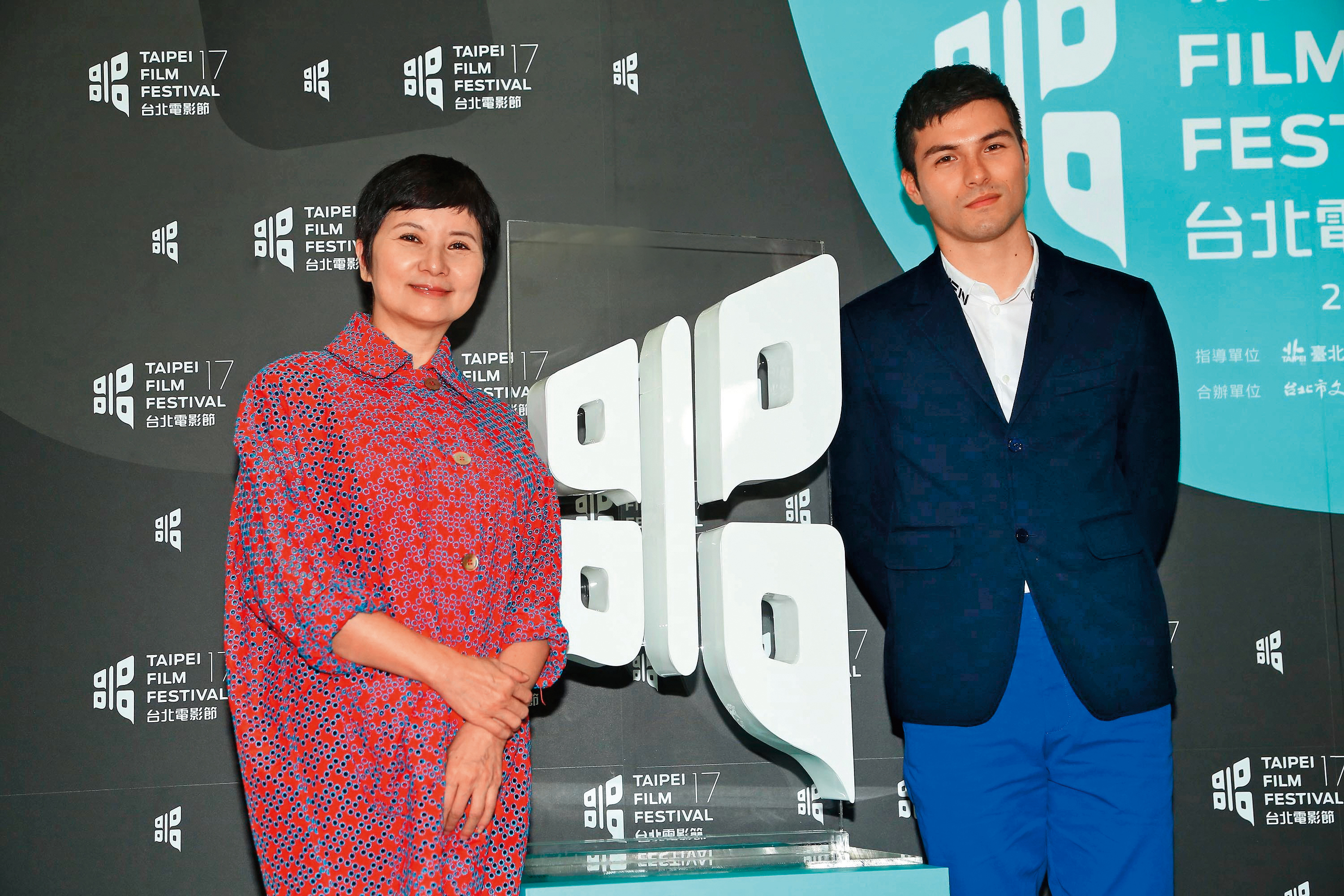 過去鳳小岳（右）與經紀人李烈（左）關係深厚，不過他在約滿後卻不續約，離開原公司自立門戶。（東方IC）