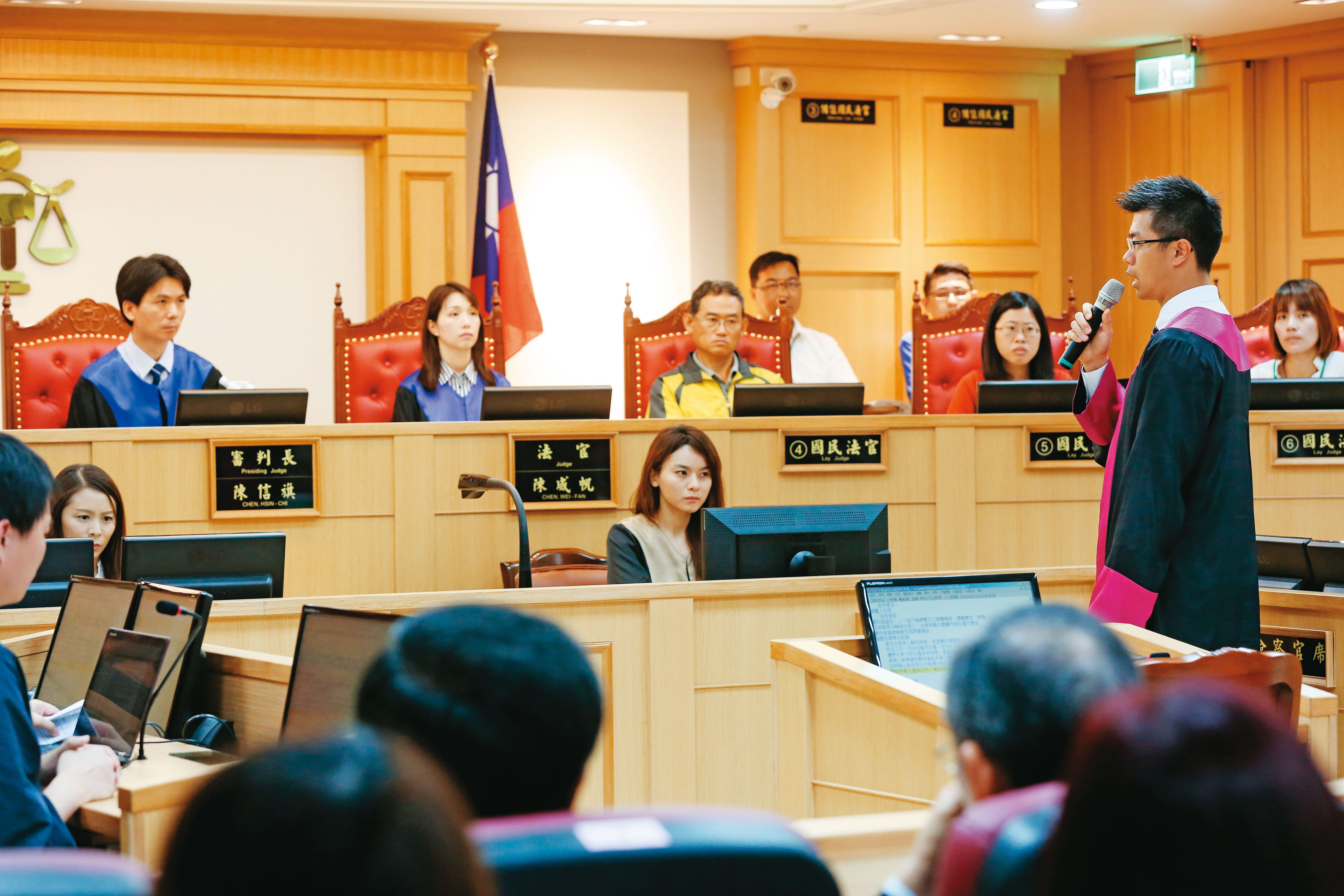 《國民法官法》將於2023年上路，屆時重大案件會由6位國民法官與3位職業法官組成合議庭審理。圖為新北地院舉行國民參與刑事審判模擬法庭活動。
