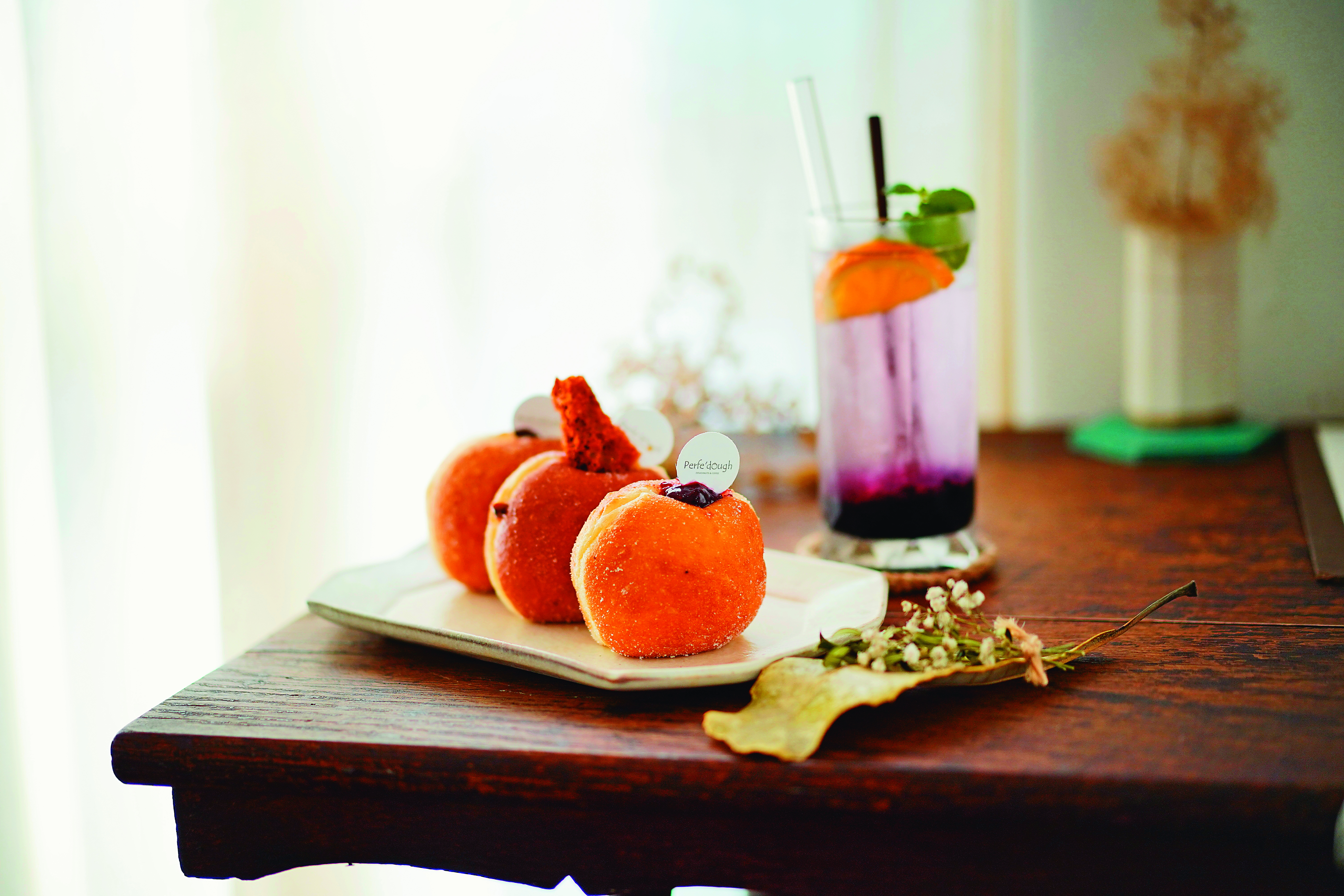 老闆娘自製的莓果醬，甜而不膩，搭配甜甜圈，也能點上一杯季節果醬氣泡飲。