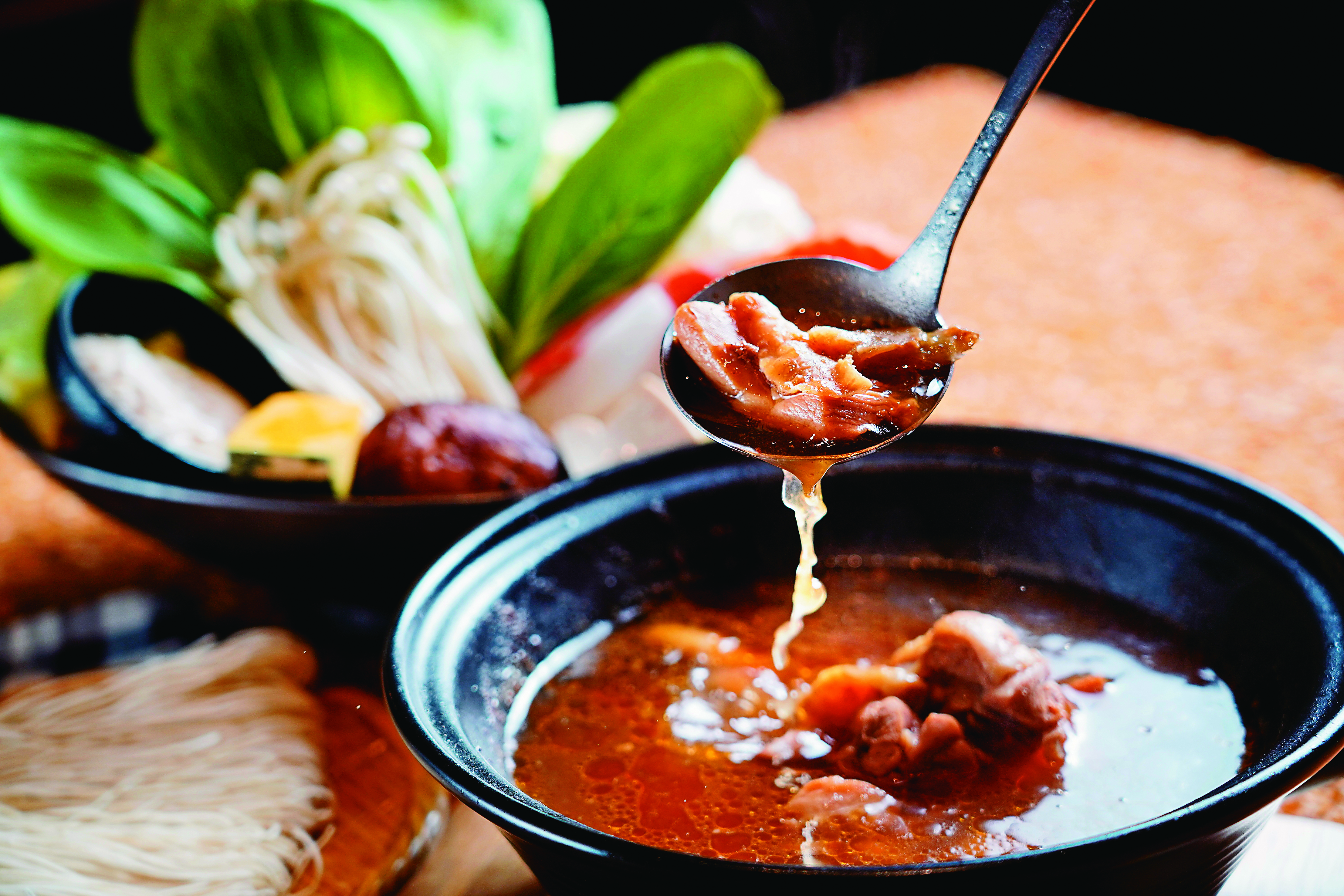 冬天喝熱呼呼的麻油雞湯正是時候。