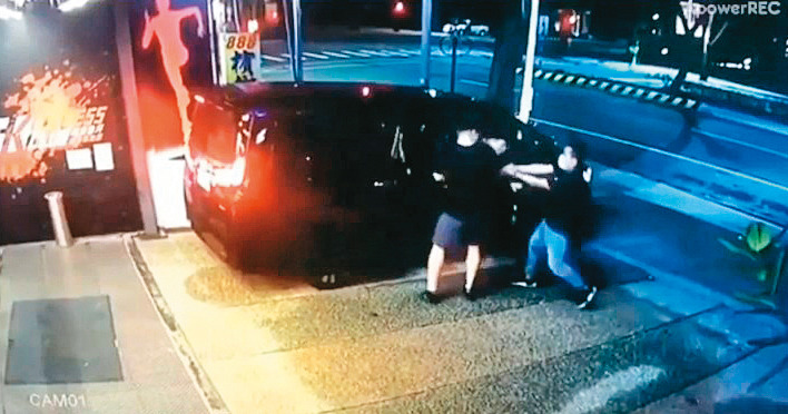 館長離開健身房時,遭劉姓槍手近距離連開3槍。(翻攝畫面)