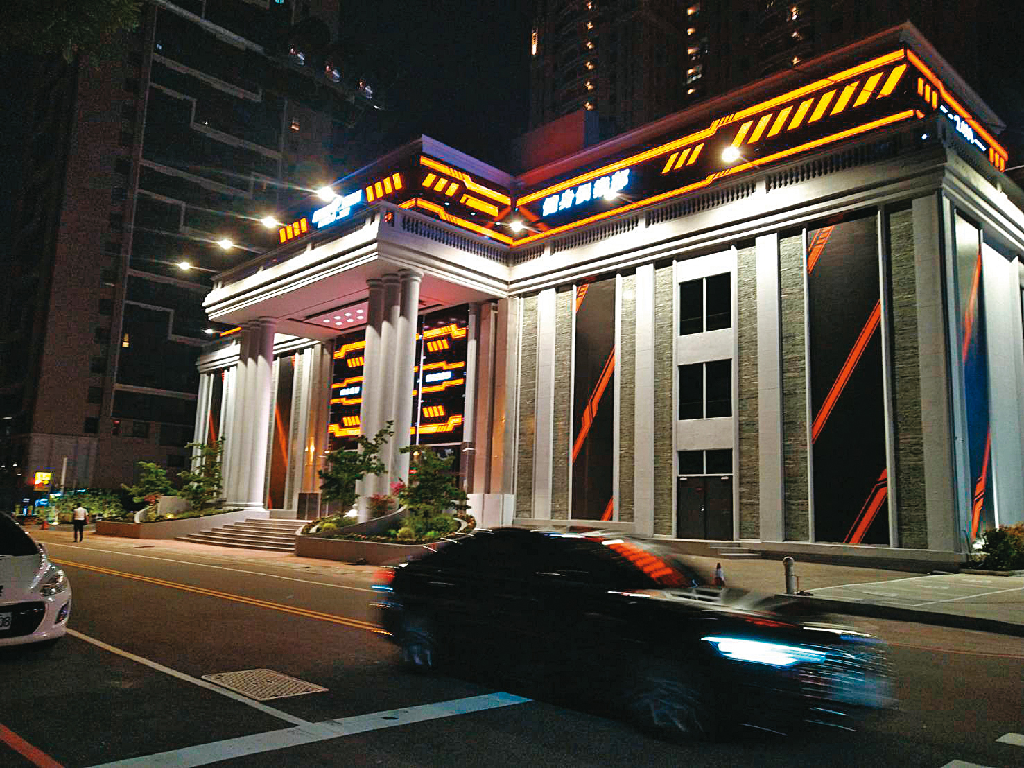 館長在台中開設的健身房旗艦店,斥資近2億元。