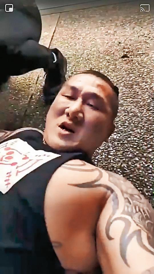館長中彈後,一度透過助理直播交代遺言。(翻攝畫面)