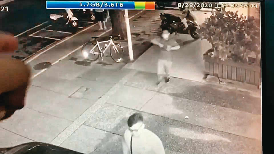 8月28日凌晨2點多,劉丞浩從胸前包包中取出槍枝。(翻攝畫面)