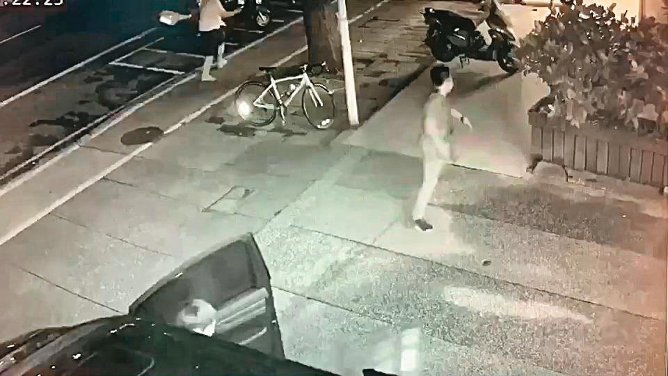 劉丞浩邊開槍邊往計程車方向退,之後搭車前往派出所投案。(翻攝畫面)