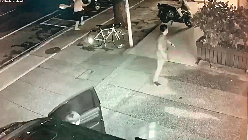 劉丞浩邊開槍邊往計程車方向退,之後搭車前往派出所投案。(翻攝畫面)