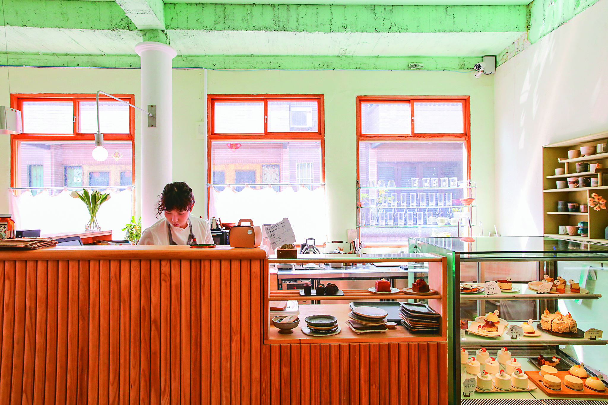 在櫃台後忙碌的老闆亨利，創作的甜點充滿獨特風格，有時靈感就來自生活中的事物。