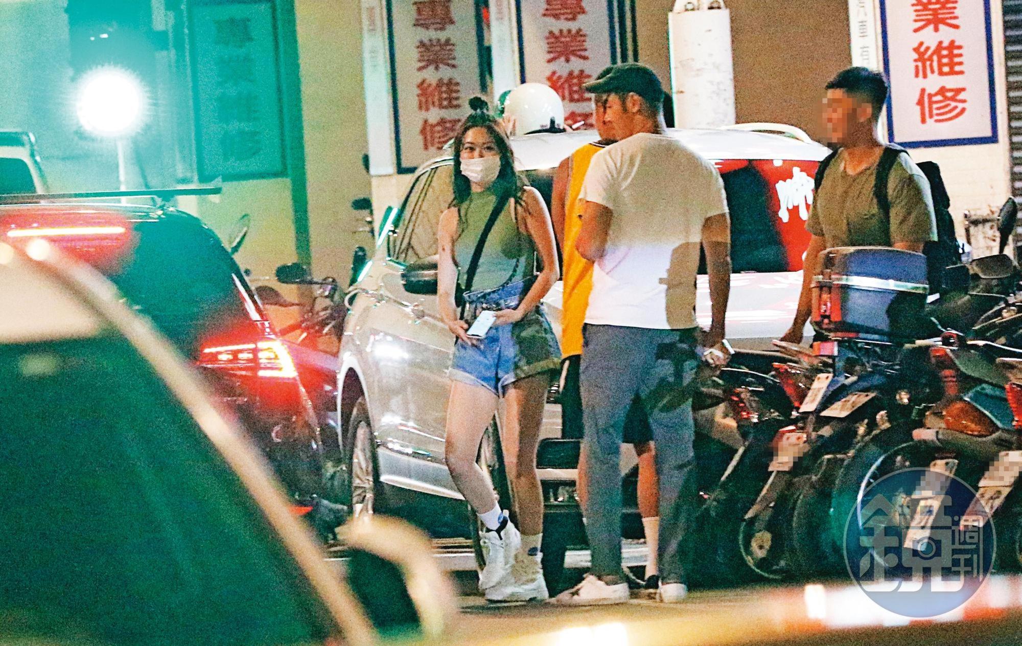 21:56 張景嵐叫了Uber,阮經天則和友人們在門口聊天。