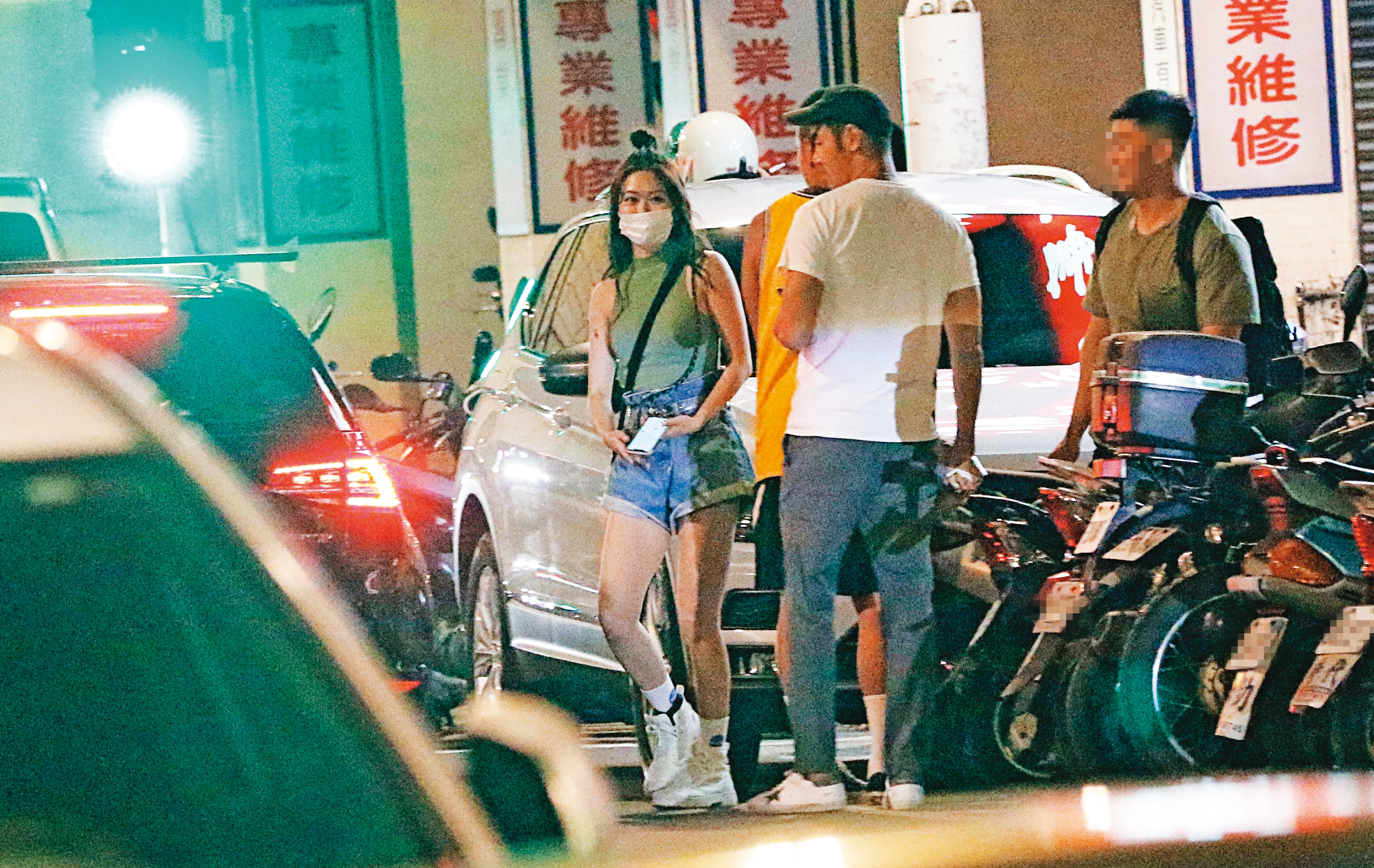 21:56 張景嵐叫了Uber,阮經天則和友人們在門口聊天。
