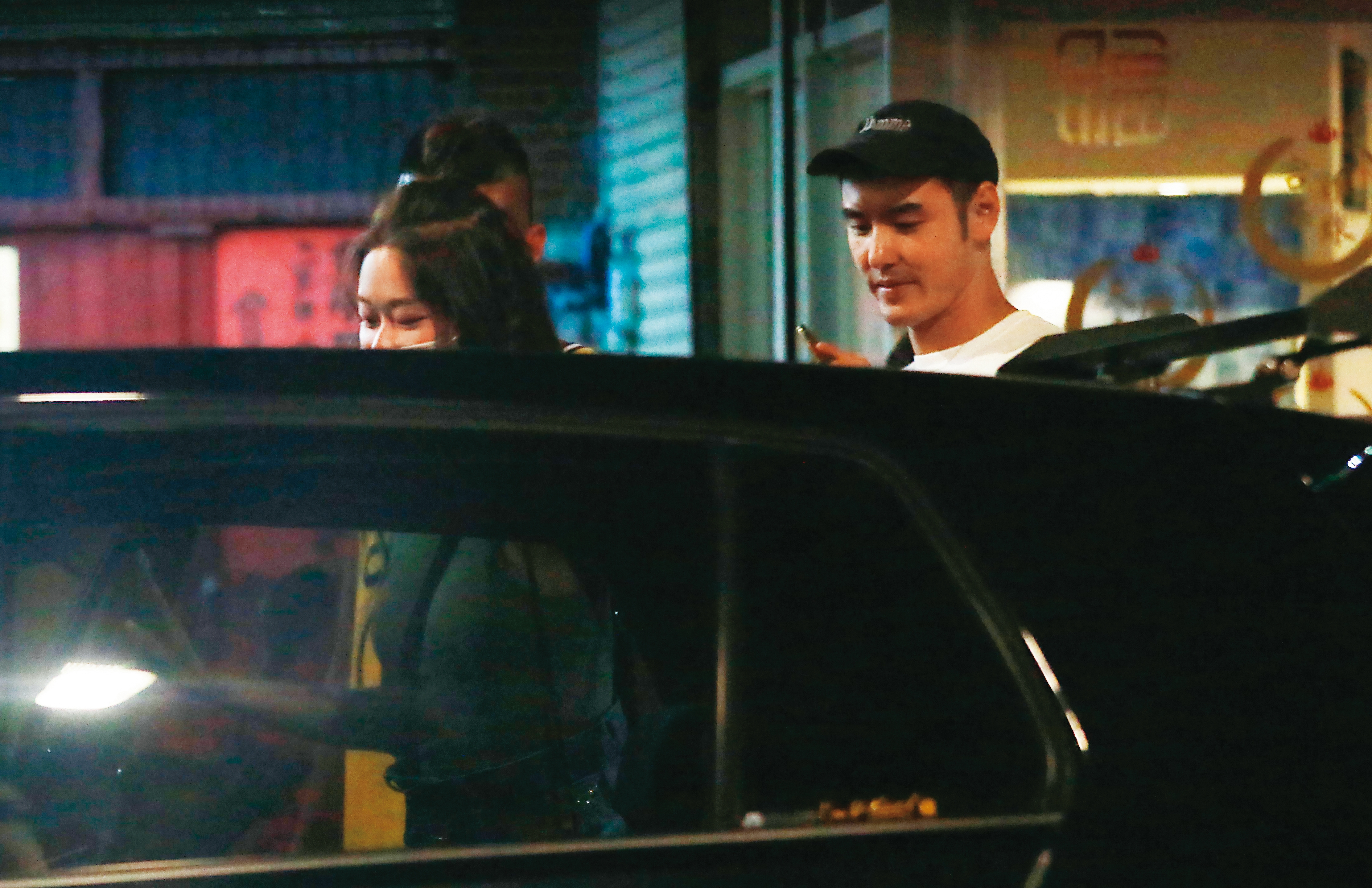 8/25 21：57 阮經天在一旁陪著張景嵐上車，送她離開。