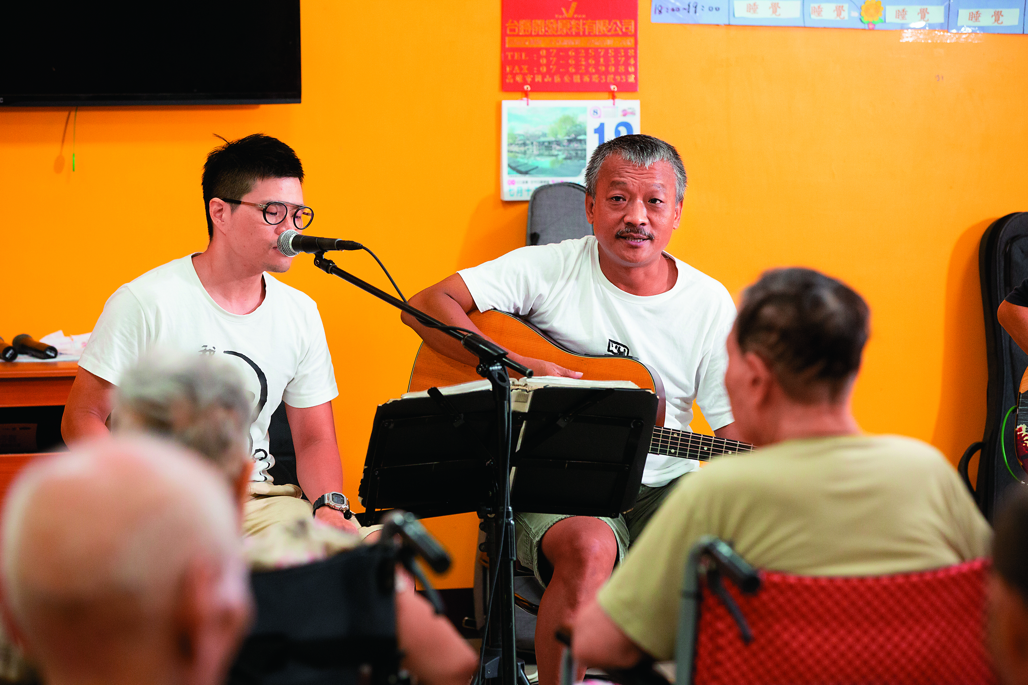 即使看不出台下長輩們反應如何，台上的謝銘祐（右）和樂團夥伴依舊賣力演唱。