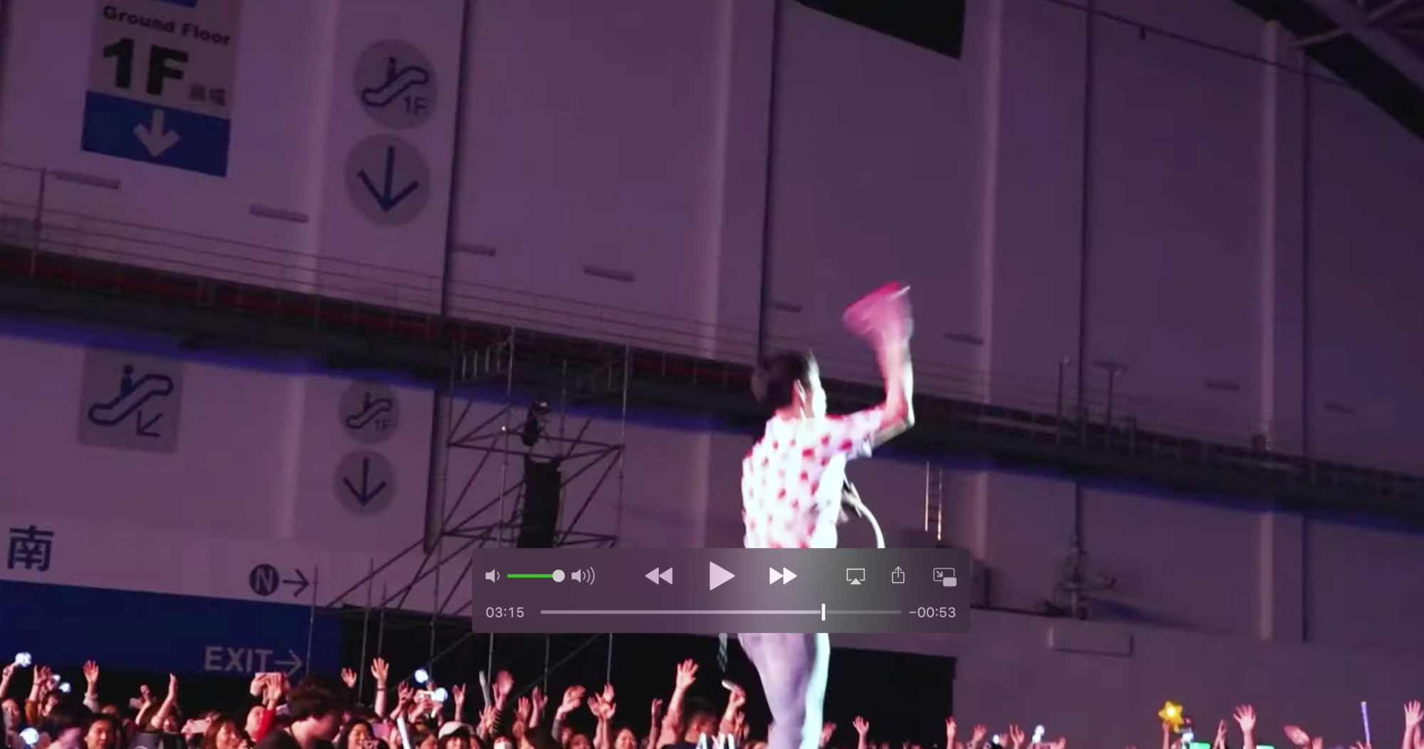 朴寶劍在見面會上丟簽名球給粉絲。(截圖自MV)