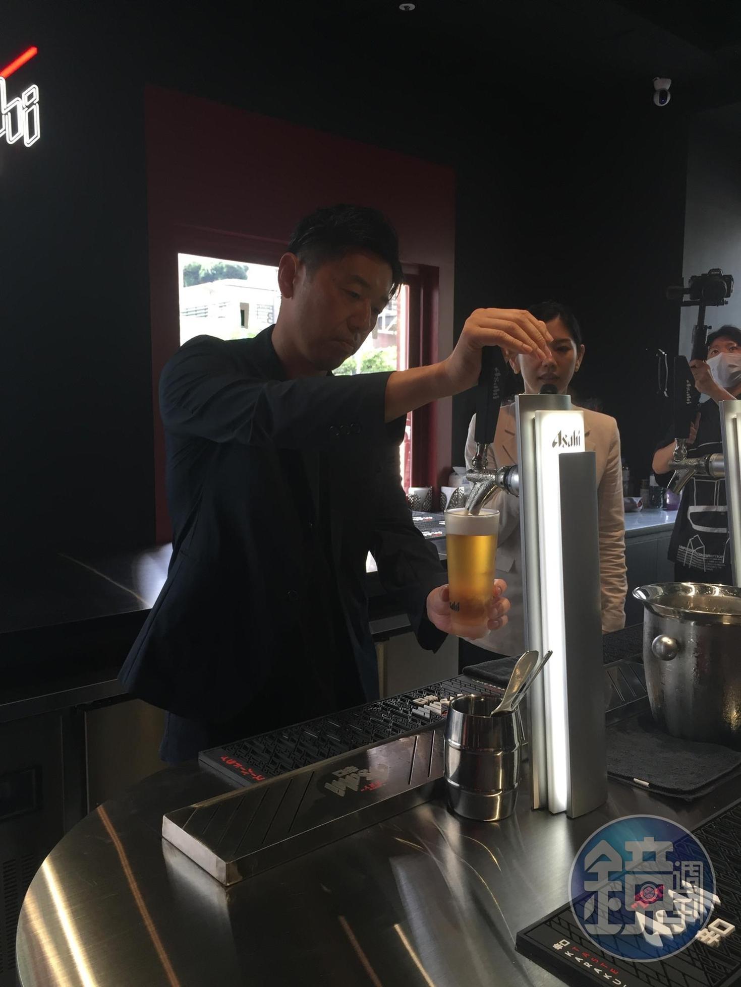 品牌大使小林伸之示範,泡沫與酒體呈現3比7完美比例的生啤酒。