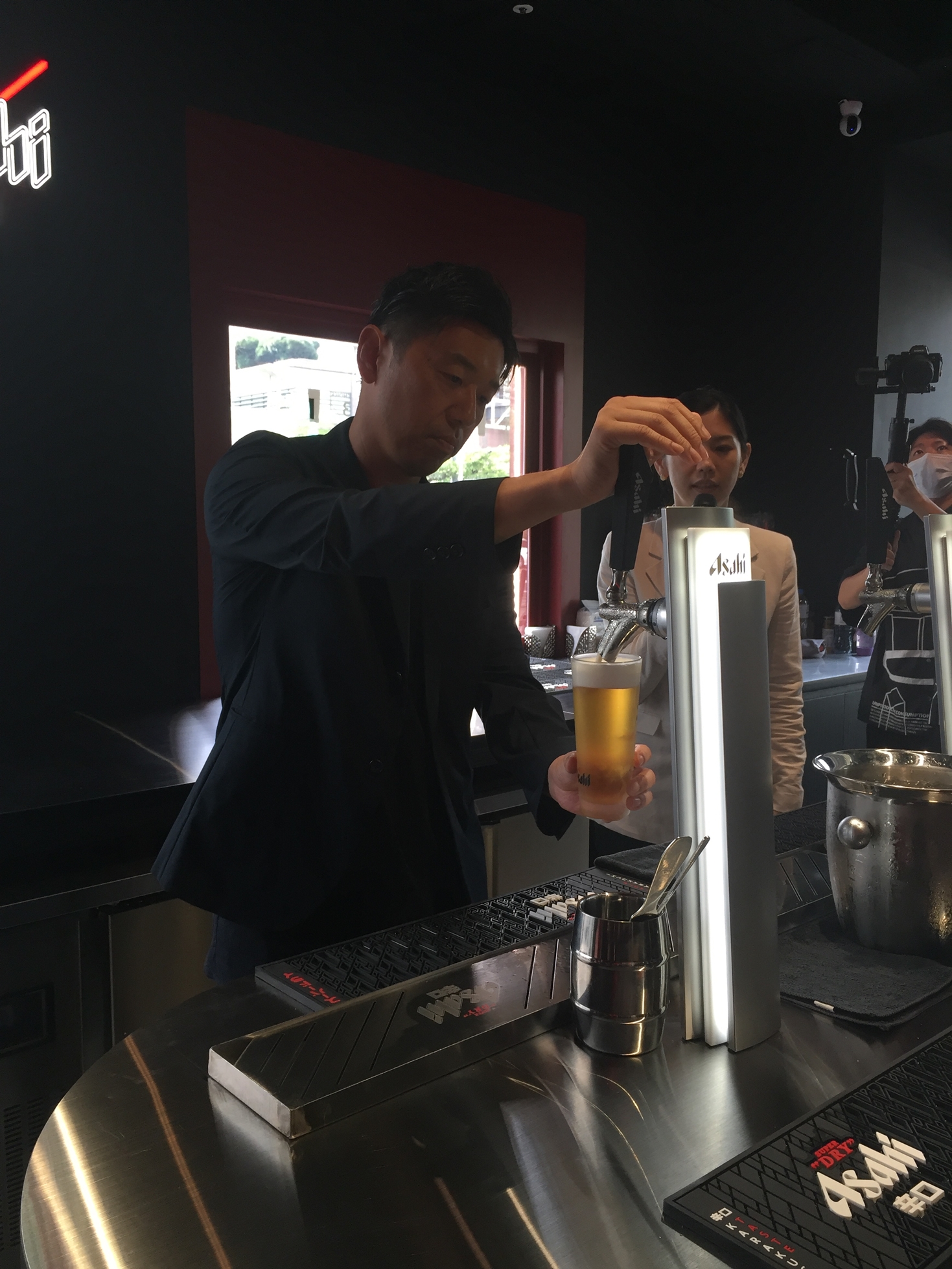 品牌大使小林伸之示範，泡沫與酒體呈現3比7完美比例的生啤酒。
