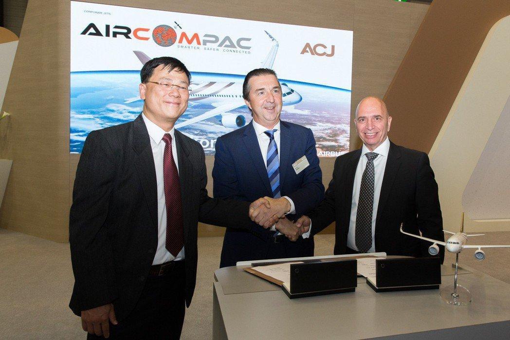 空中巴士CEO Benoit Defforge(中)、AERKOMM CTO Jeffrey Wun(左)、和AERKOMM CEO Louis Giordimaina簽約合照。(AERKOMM Inc 提供)