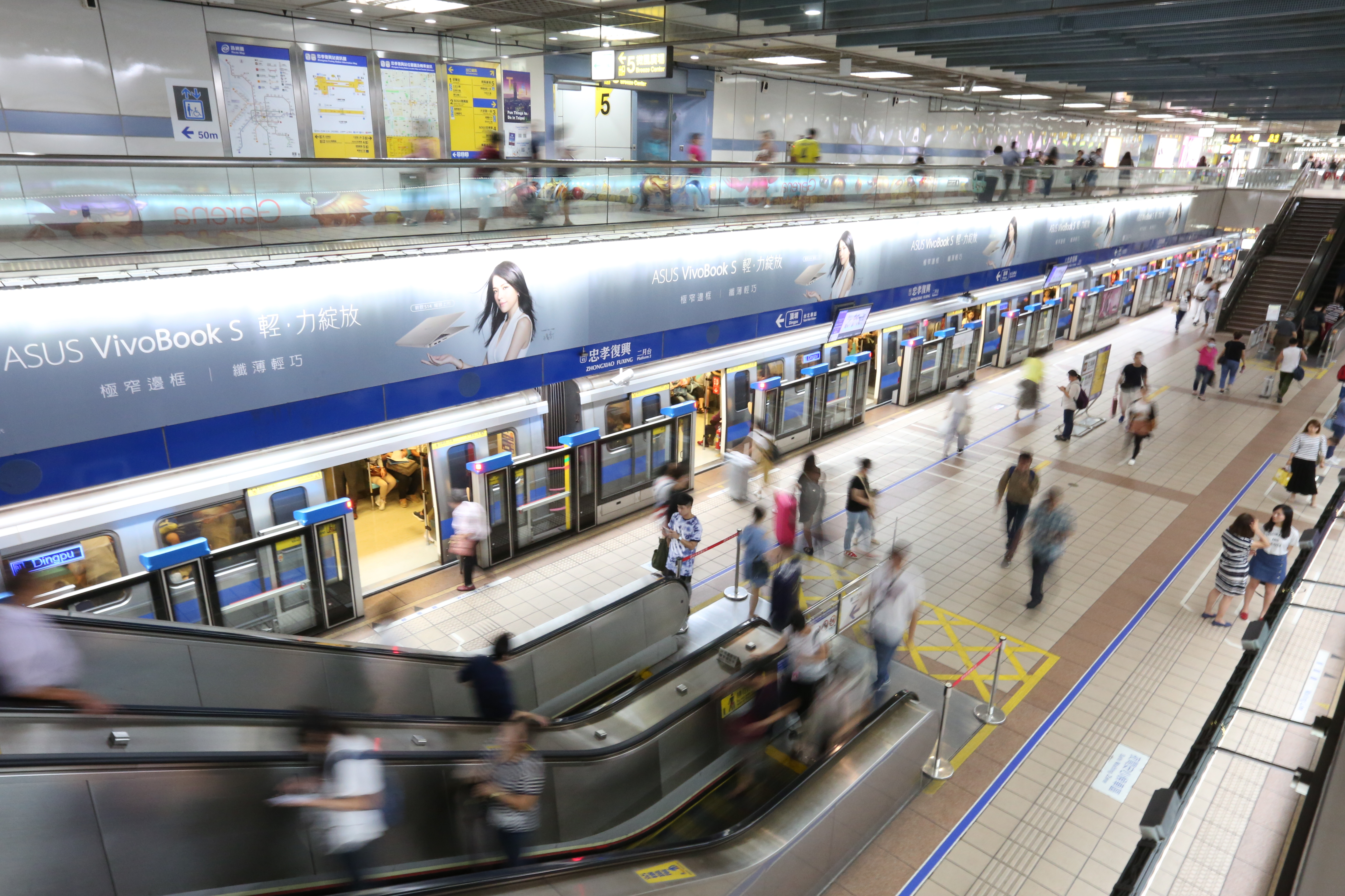 今（1日）起開放旅客攜帶小型寵物鳥搭乘公車及捷運，但經濟類家禽仍禁止攜帶。（本刊資料照）