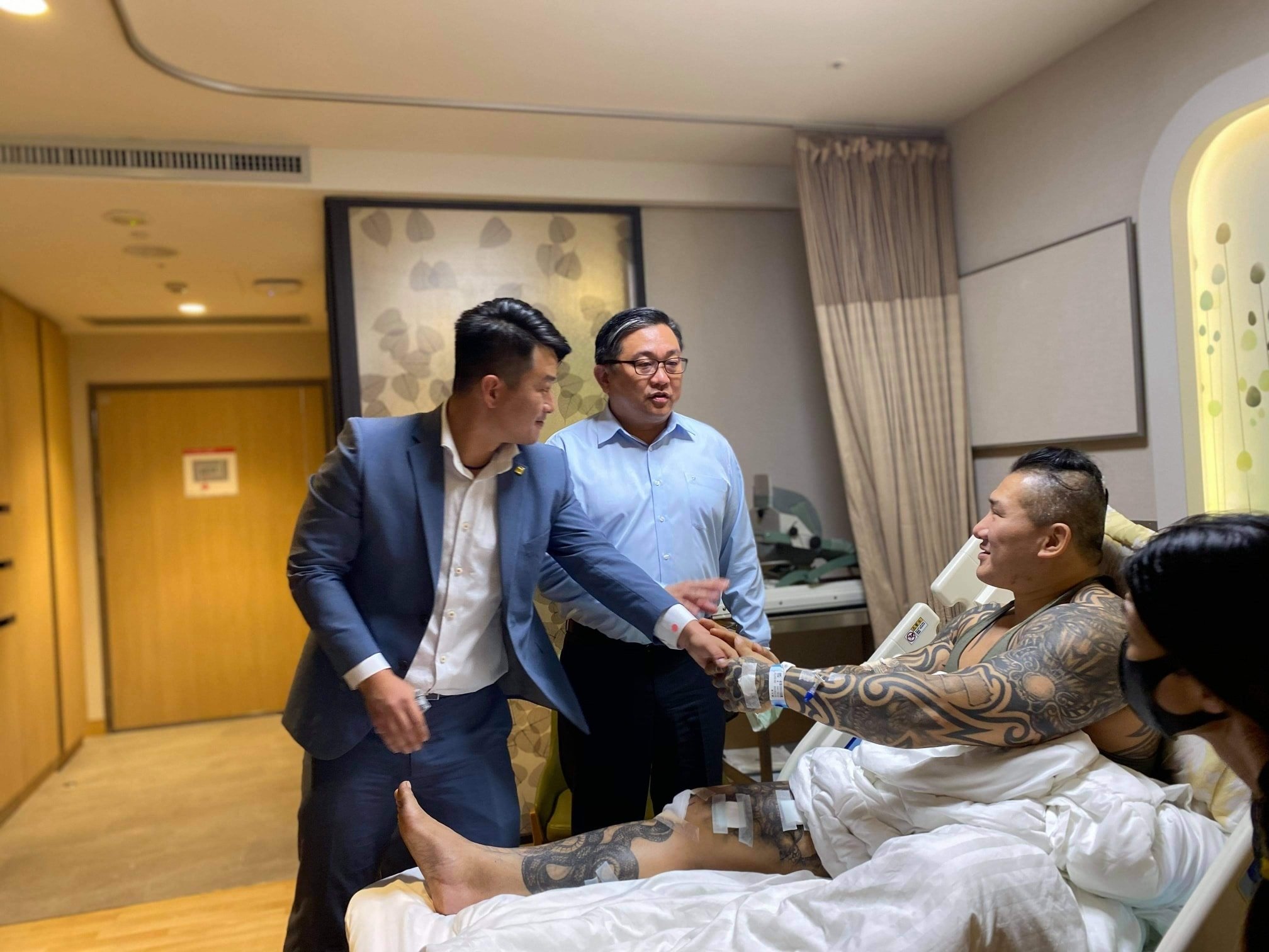 台灣基進黨立委陳柏惟(左)與民進黨立委王定宇(中)到醫院探視館長(右)。(翻攝自3Q 陳柏惟臉書)