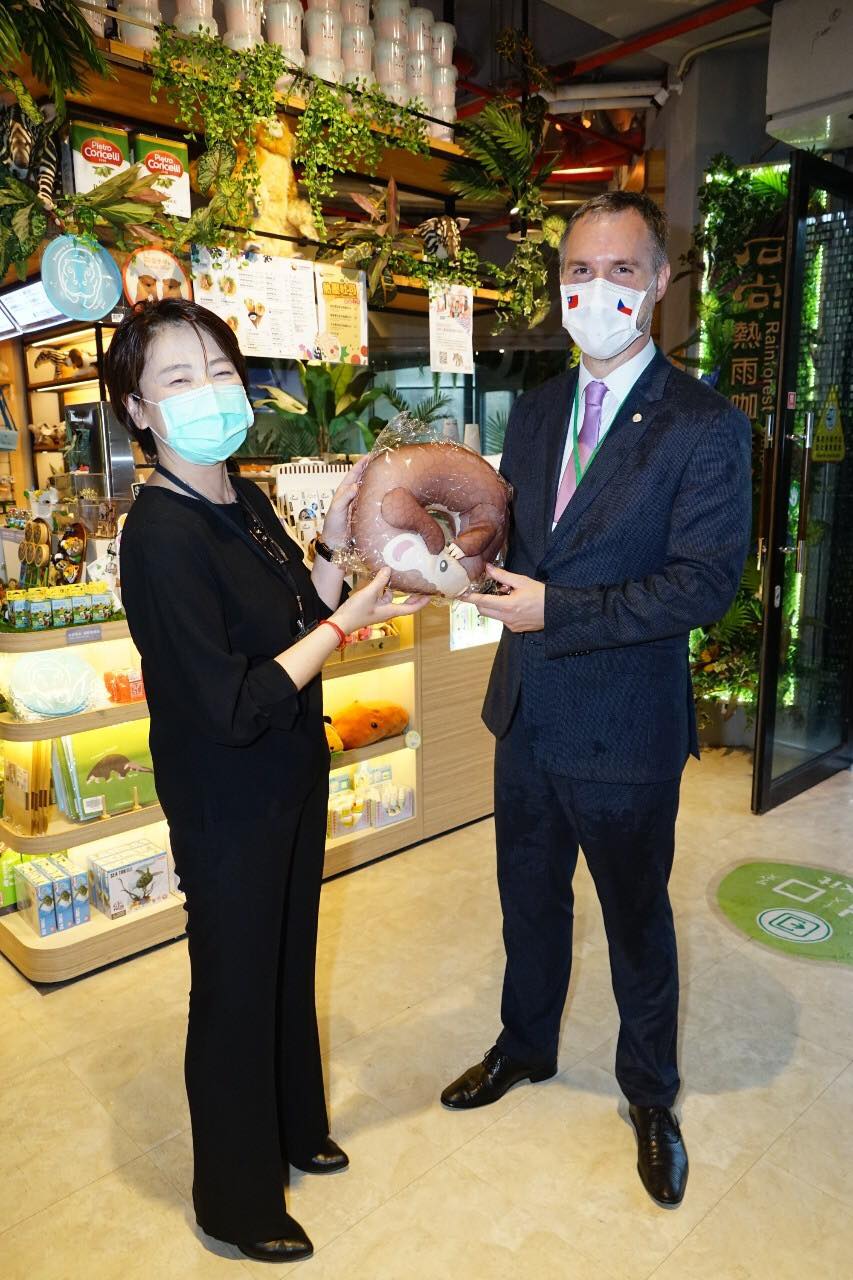 賀吉普昨馬不停蹄赴台北市立動物園參觀,與副市長黃珊珊合影。(翻攝自柯文哲臉書)