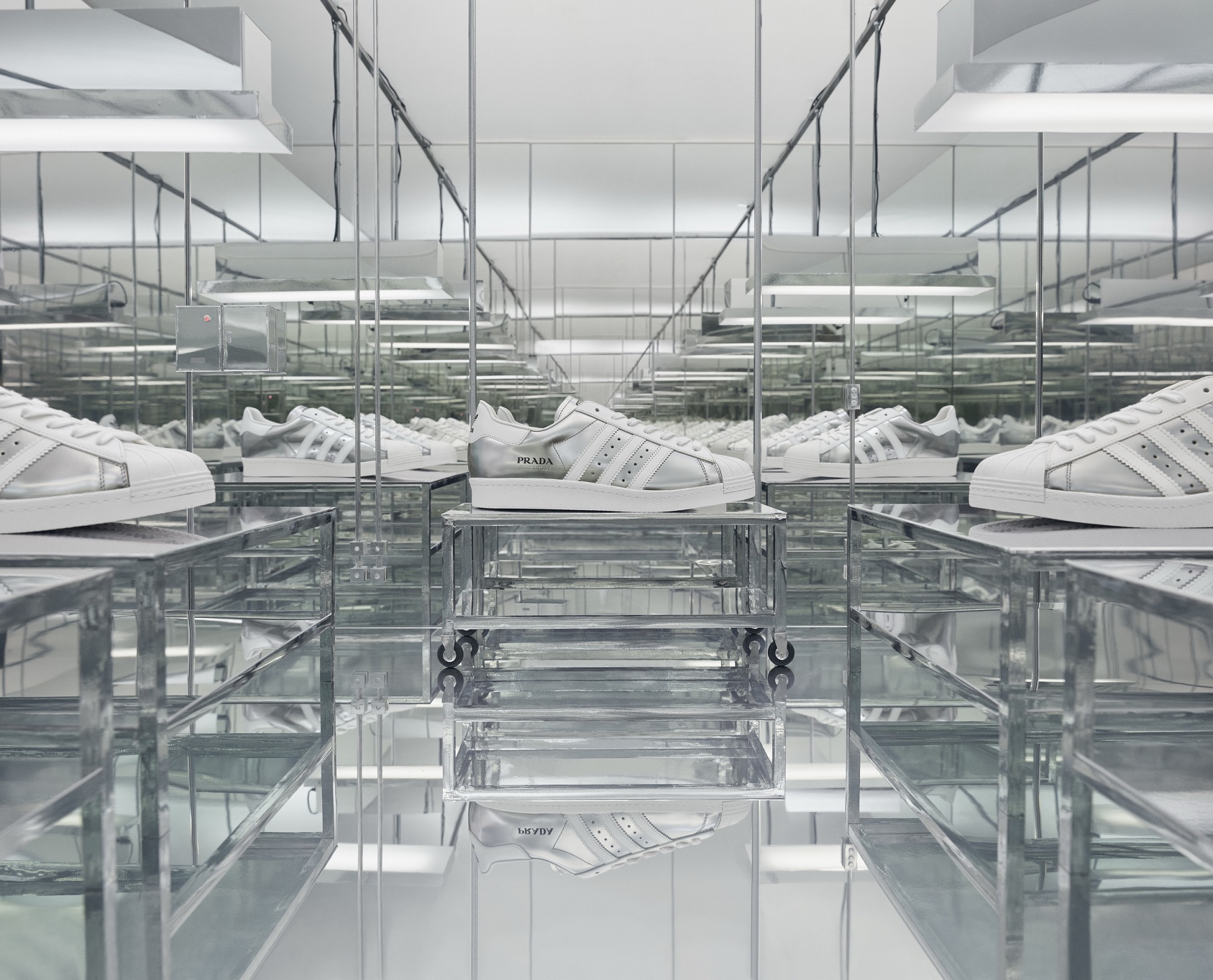 PRADA Superstar形象廣告聚焦手工製作與工藝的重要性，微型再現PRADA位於義大利中部馬爾凱大區的工廠空間，可以觀察到每一種新配色的形成。PRADA Superstar銀色款NT$15,500。（PRADA提供）