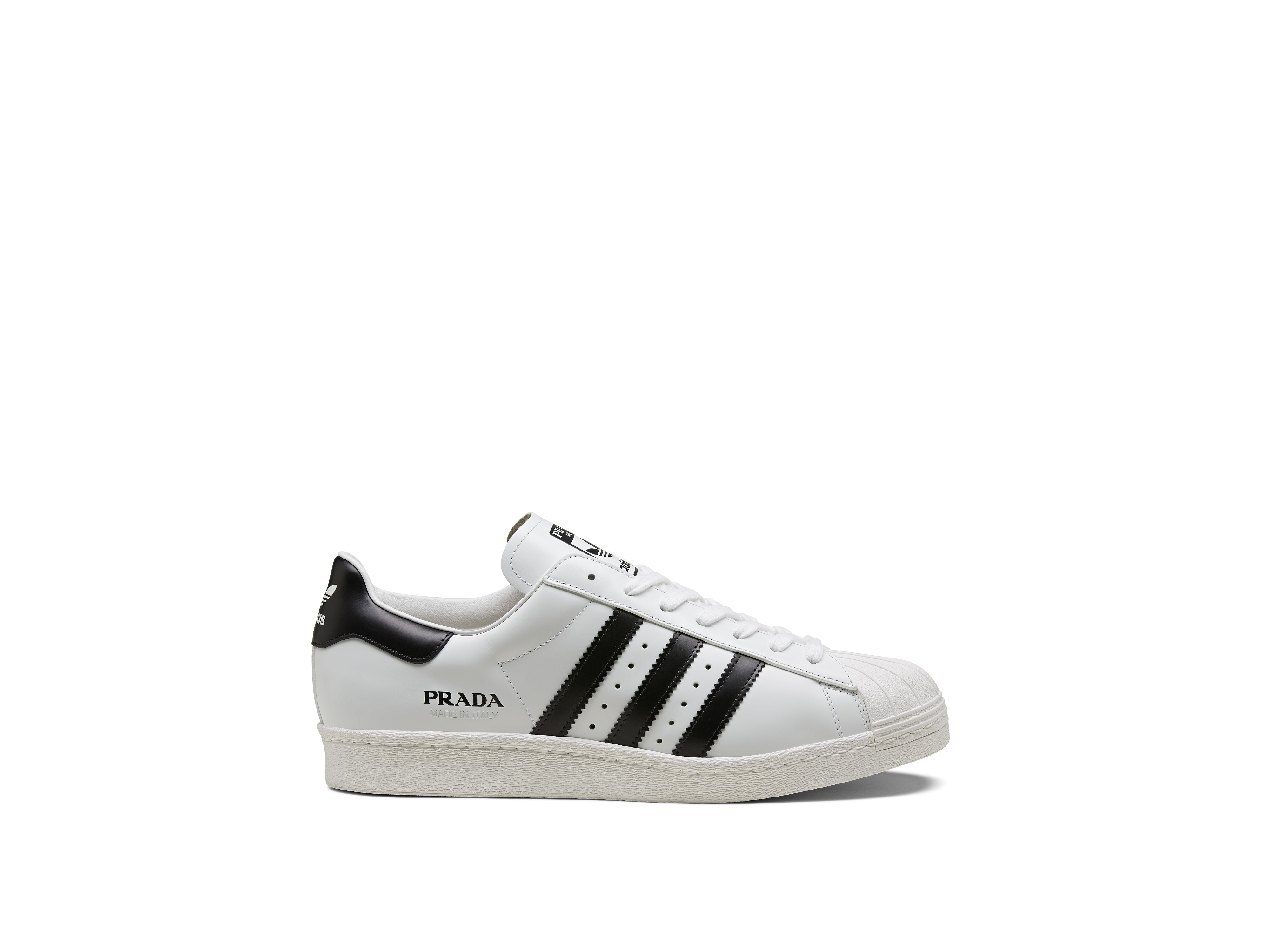 PRADA Superstar白色款。NT$15,500。（PRADA提供）