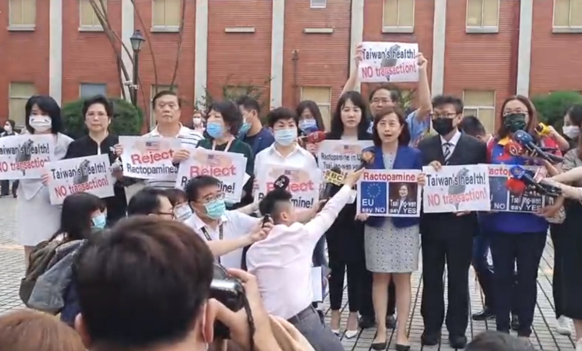 國民黨立院黨團一早在議場門口快閃45秒抗議。（翻攝自國民黨立法院黨團臉書）