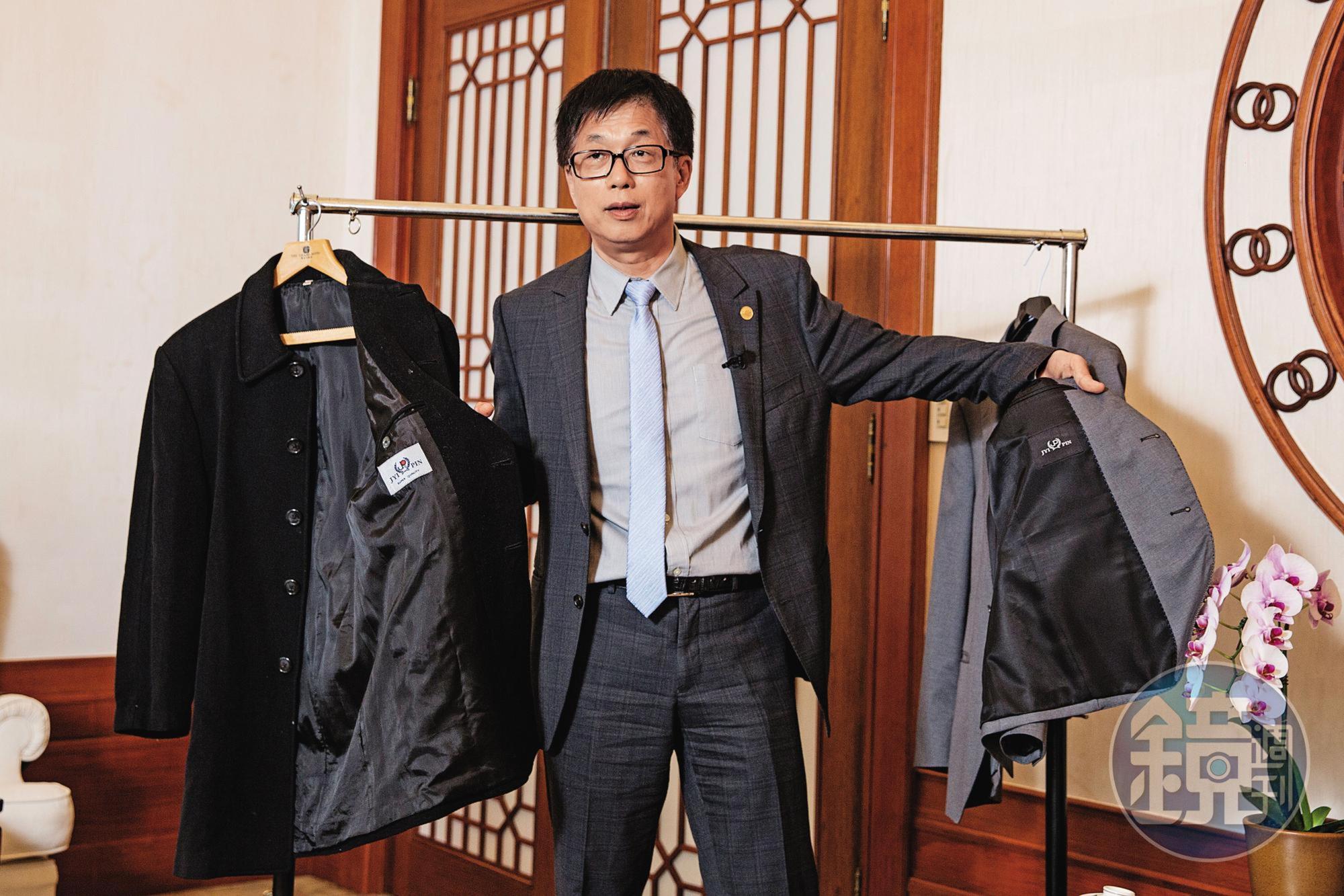 林育生眼尖,發現孔二小姐贈給老員工的西服外套(左),竟與自己的西裝外套(右)同品牌。