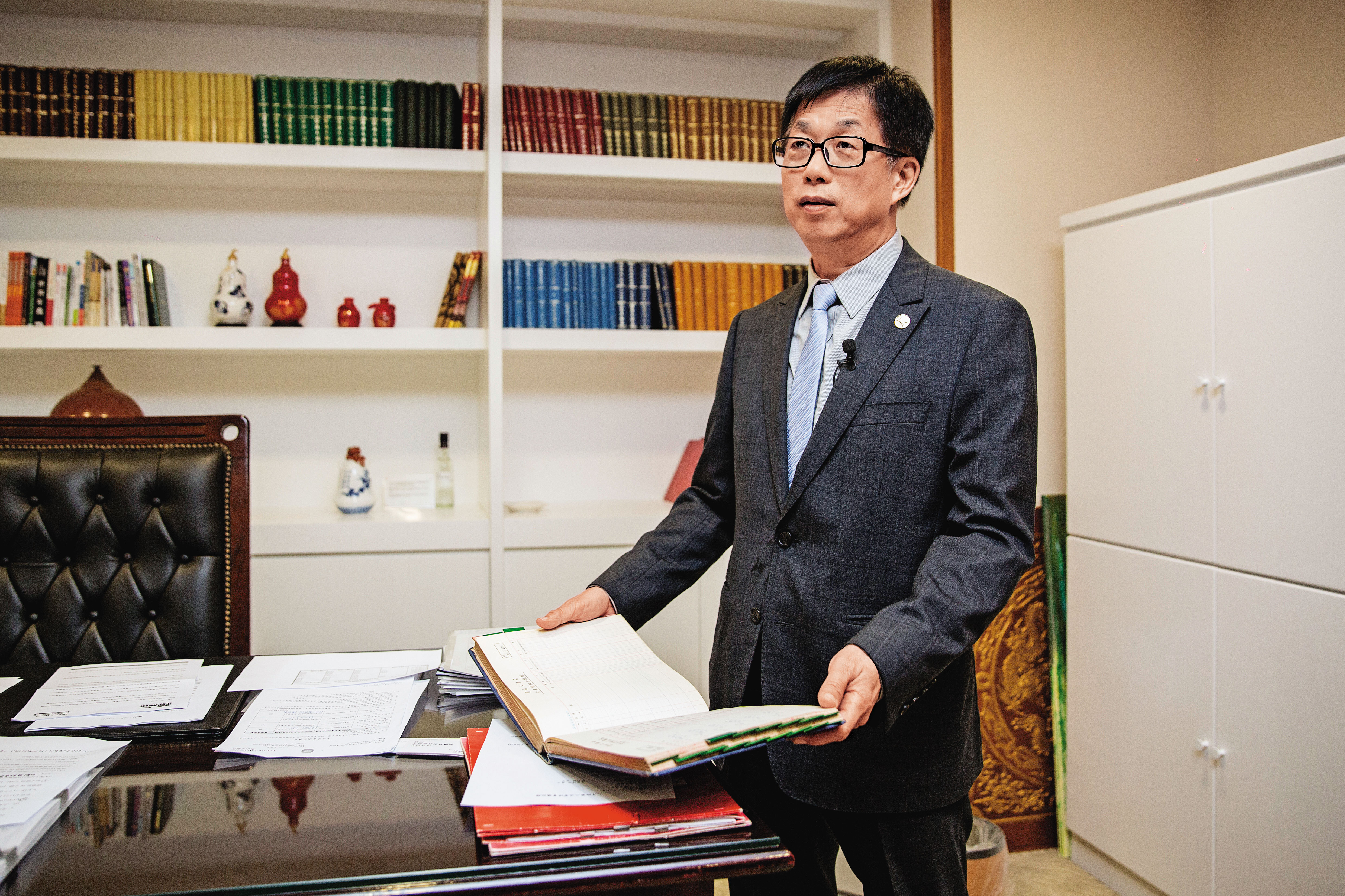大倉庫裡成堆的精裝書,竟是圓山大飯店的歷史帳冊,如今這些帳冊已被林育生移置到他辦公室的書櫃上。