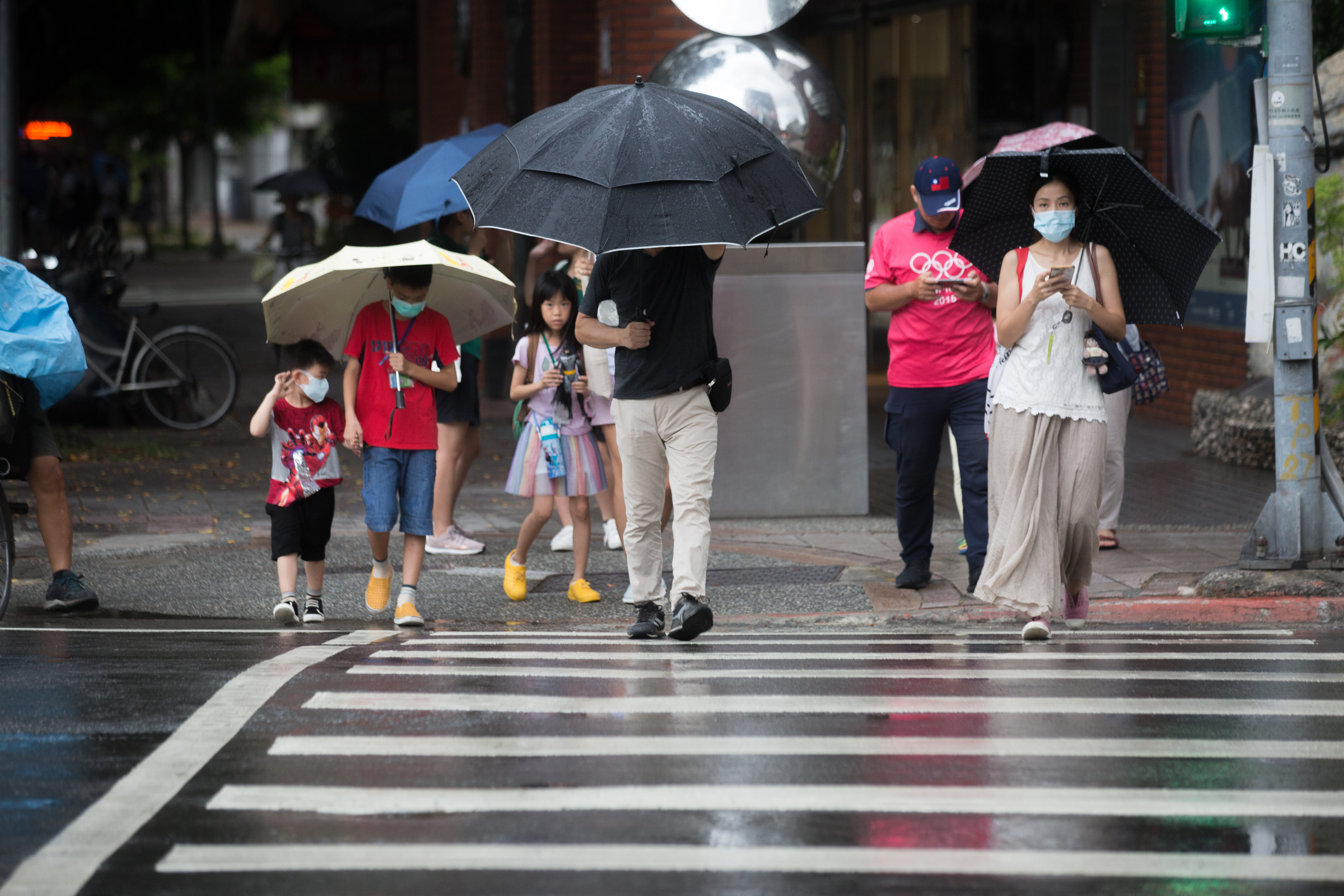 因颱風外圍環流影響，氣象局今晨對台北市、新北市與基隆市，發布大雨特報。
