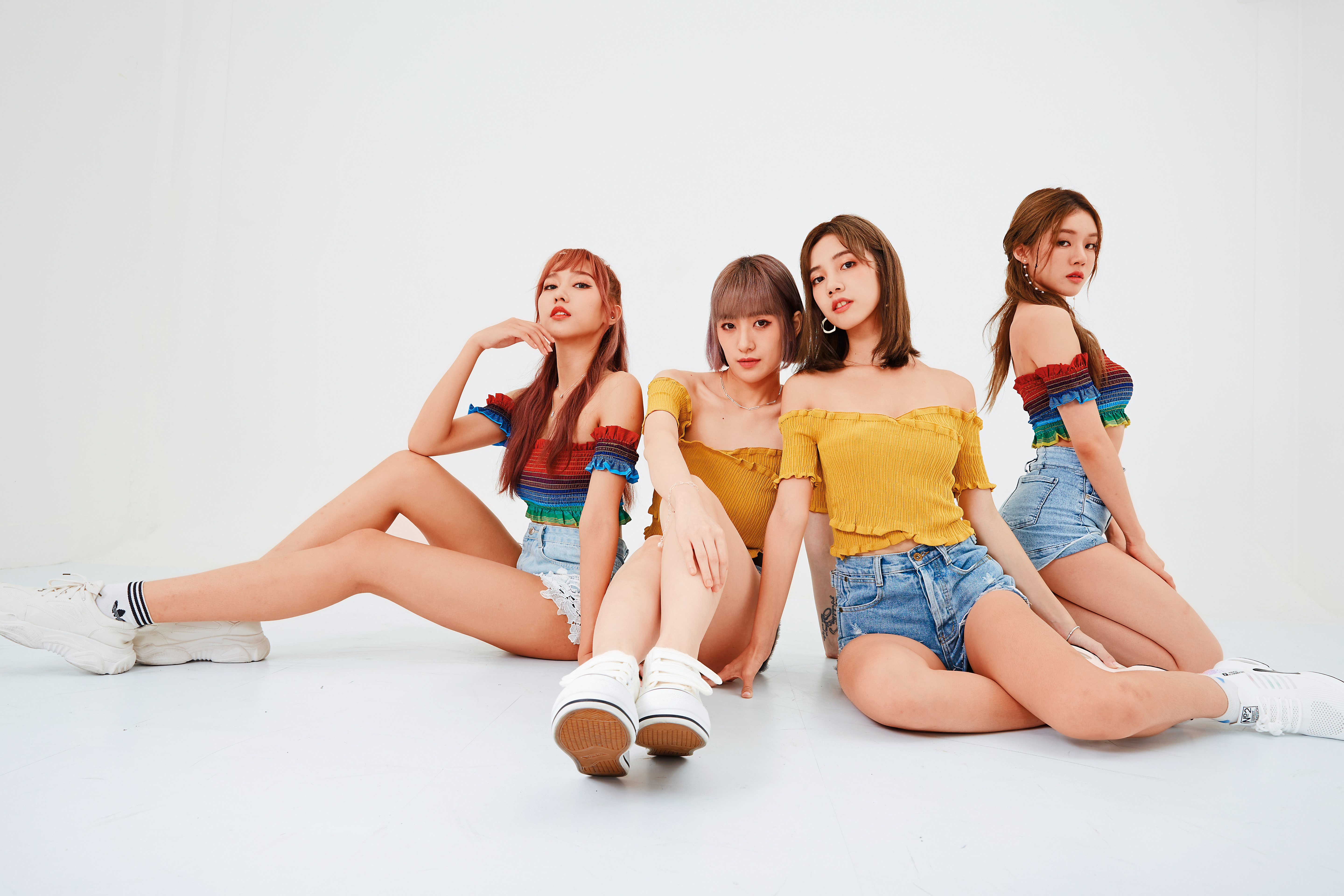 「烈焰之心」的4名團員在鏡頭前展現好身材。左起為夏娜、葛宸羽、艾比及之絃。