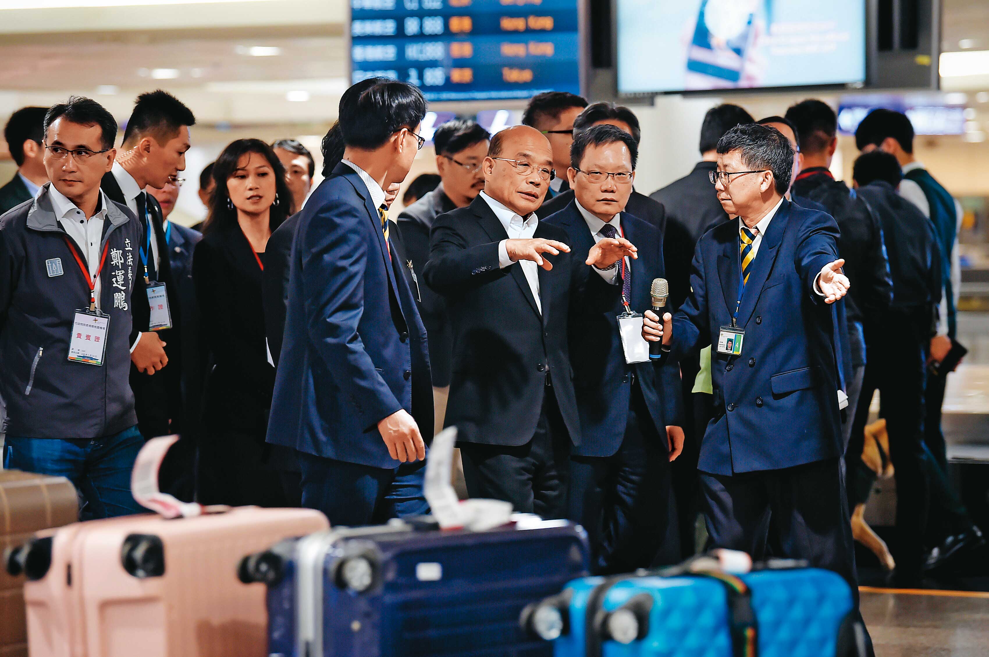 行政院長蘇貞昌督導相關部會進行準備工作，圖為蘇揆去年上任後視察桃園機場非洲豬瘟防疫作為。（ 行政院提供）