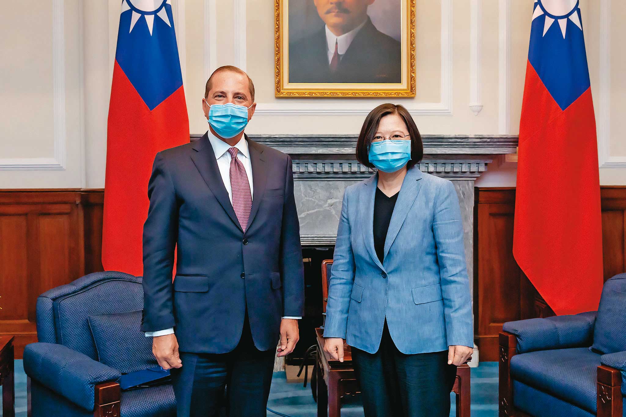 台美近期互動密切，8月10日蔡英文總統（右）接見的美國衛生部長阿札爾（左），是1979年台美斷交後訪台最高層級官員。（總統府提供）