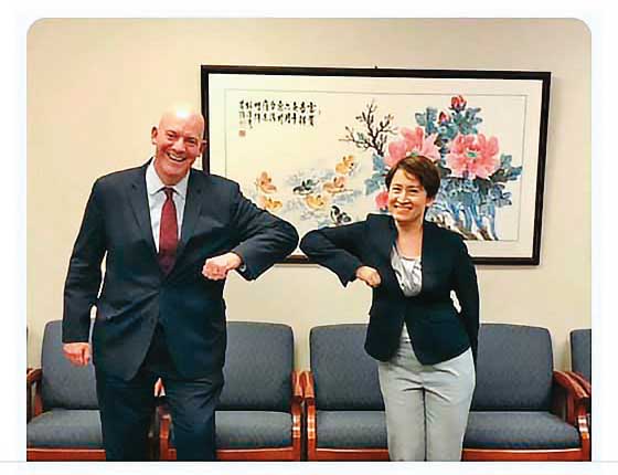駐美代表蕭美琴上任後積極拜會美方官員，圖為蕭拜會美國國務院政軍助理國務卿庫柏時合照。