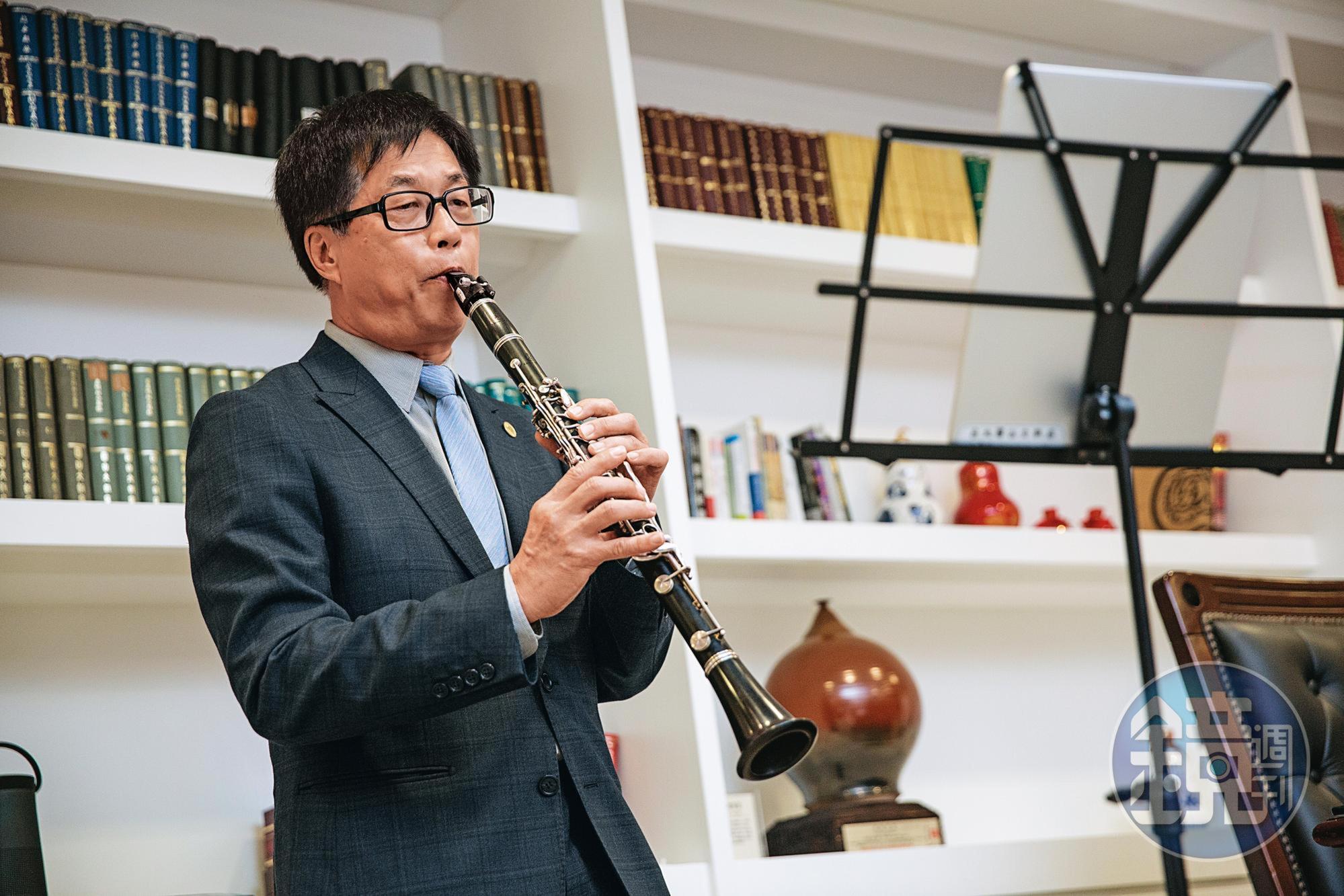 林育生是公認的工作狂,下班後還會在辦公室吹奏樂器紓壓。