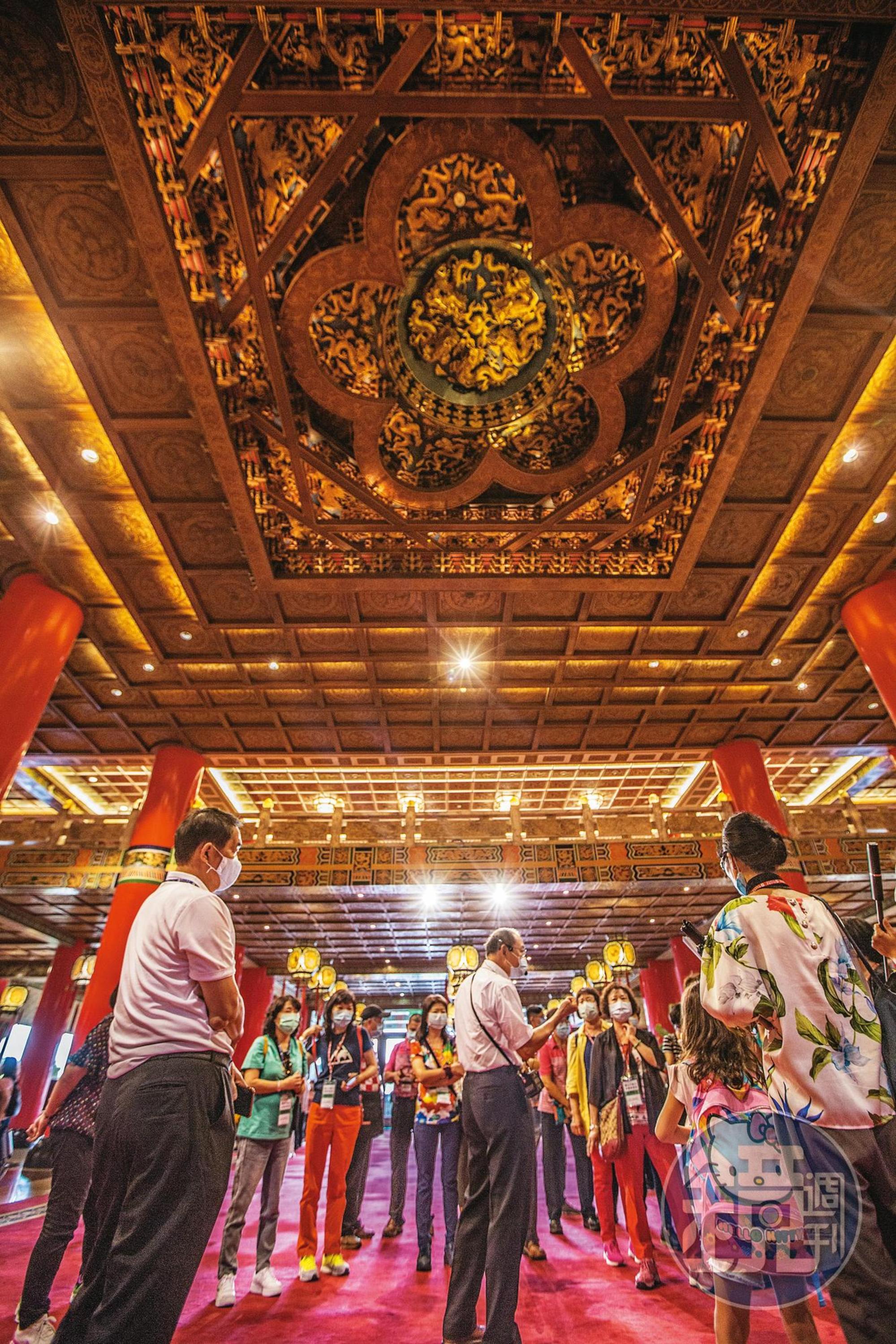 圓山飯店大廳天花板頗有深意,象徵五福臨門、龍鳳呈祥。