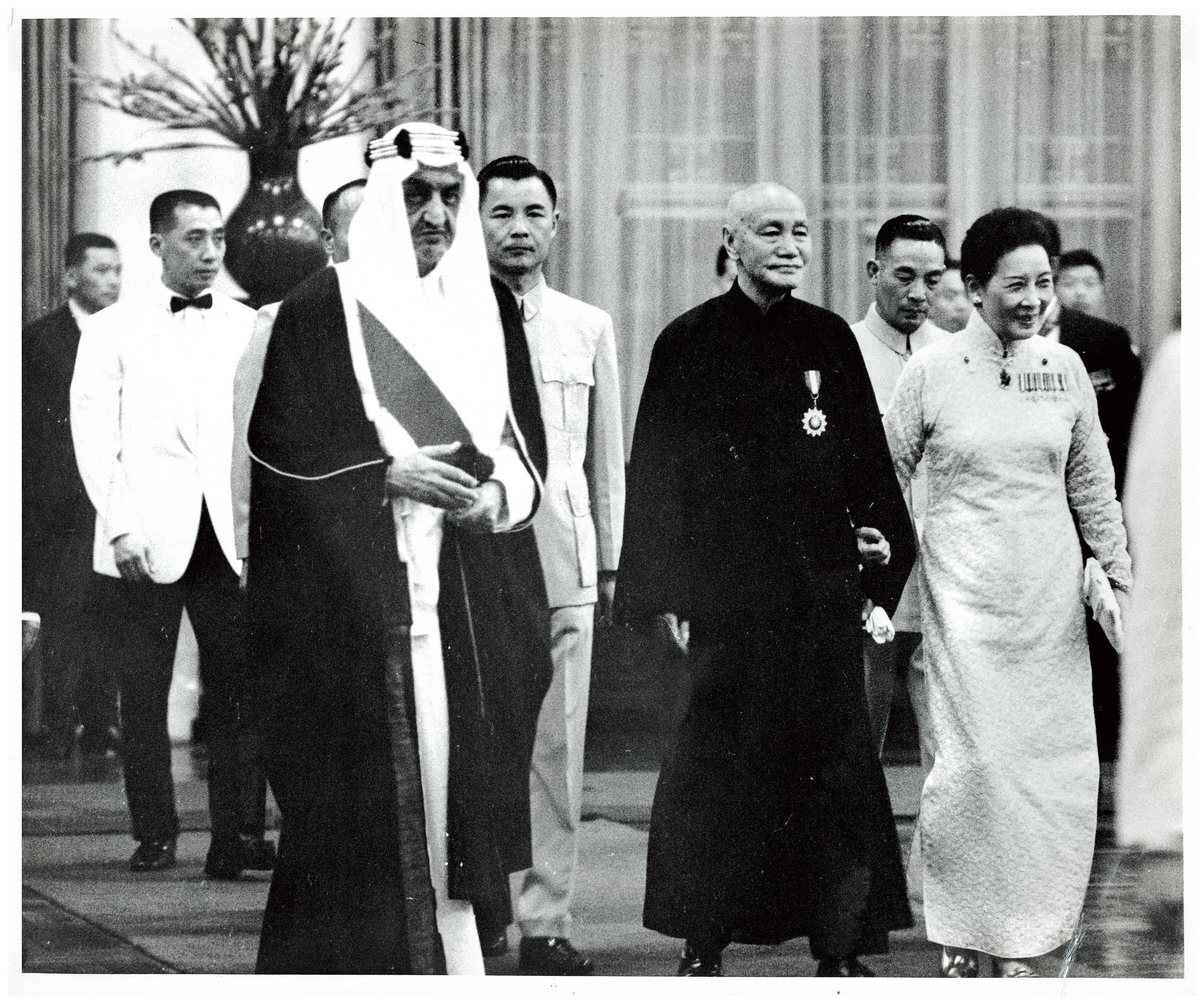 1971年,蔣介石(前中)在圓山飯店接待沙烏地阿拉伯國王(前左)。(圓山大飯店提供)
