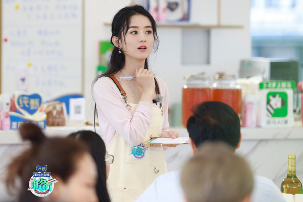 陸綜《中餐廳》第4季「黑化」趙麗穎挨轟。（翻攝自微博）