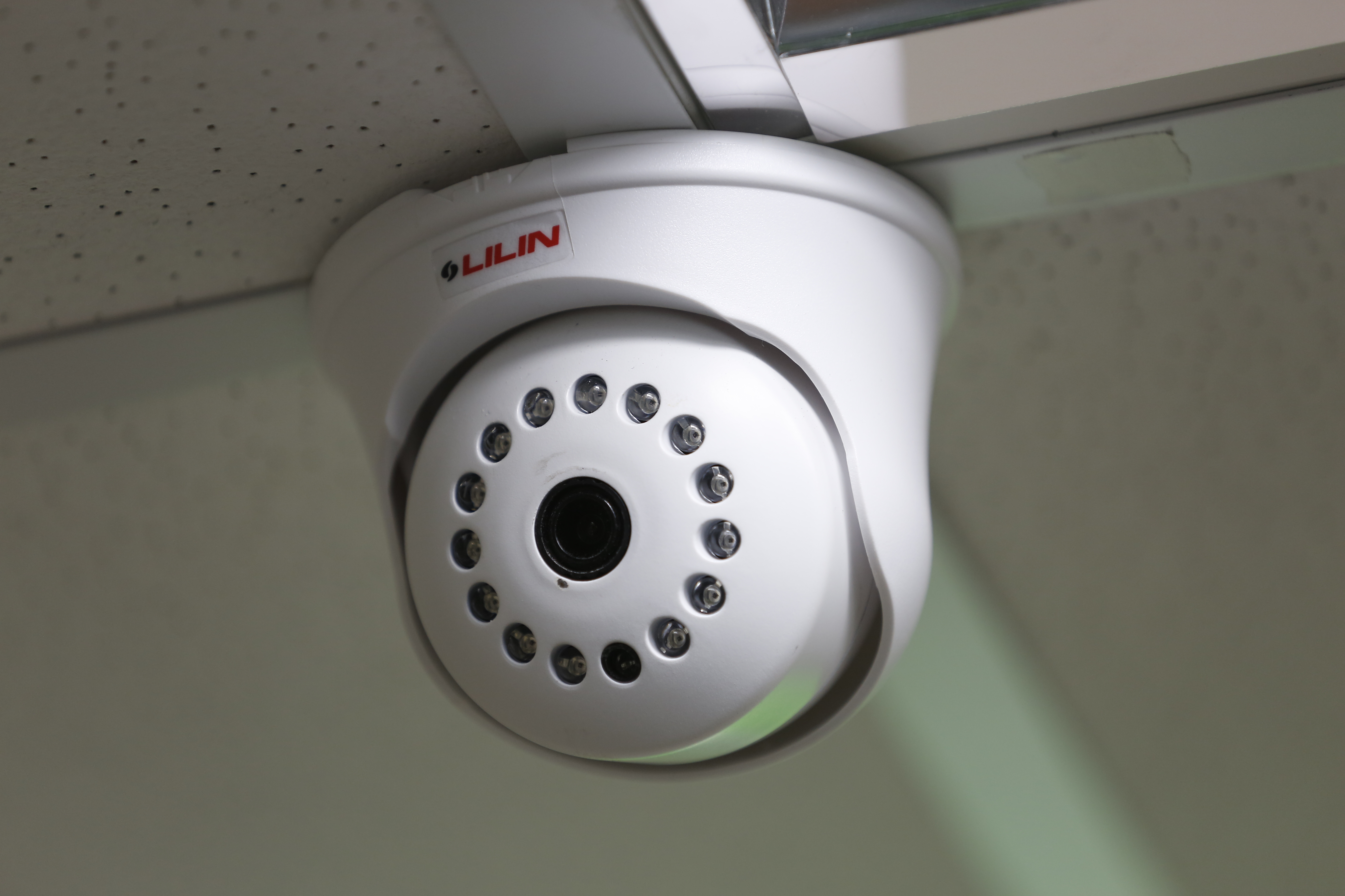 14歲少年報警，聲稱父親擅自在房間內裝監視器控制自己引發網友熱議。（示意圖）