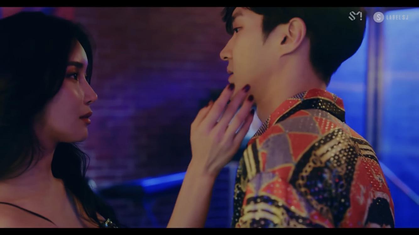 Jess曾演出夯團SUPER JUNIOR的《Lo Siento》MV,把始源迷得神魂顛倒。(翻攝自SMTOWN YouTube)