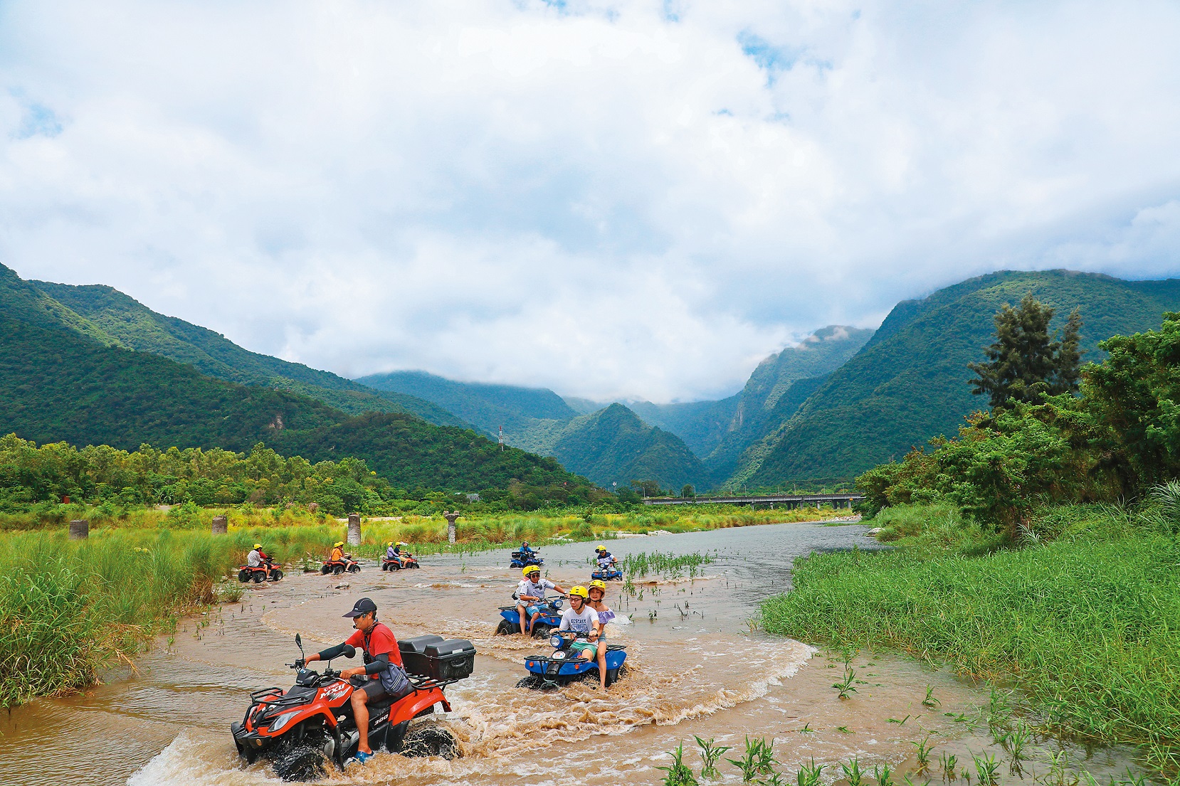 三棧溪出海口多變的地形，在騎乘沙灘車的過程中增加挑戰與樂趣。