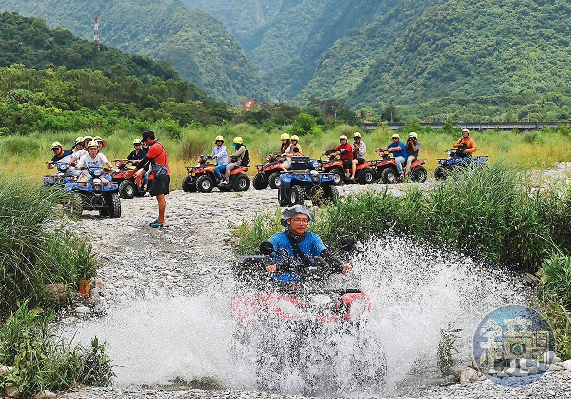車子準備渡過較深水域，激起的水花幾乎快與車同高。