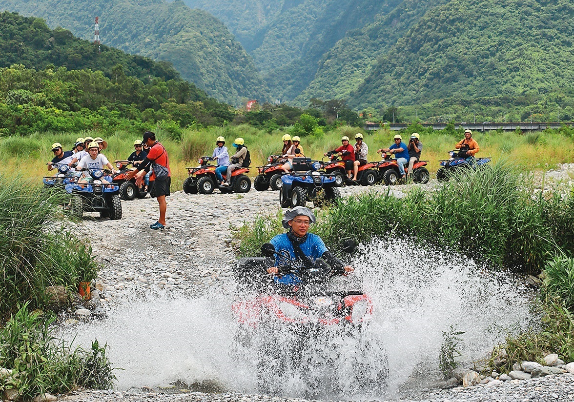 車子準備渡過較深水域，激起的水花幾乎快與車同高。