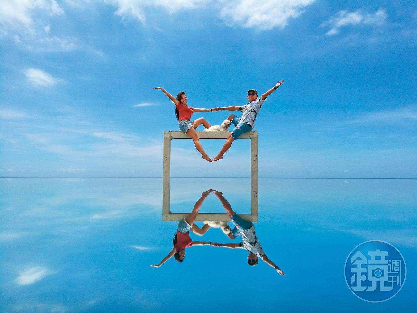 透過地面的鏡子反射，人人都可在海邊輕鬆拍出「天空之鏡」的畫面。