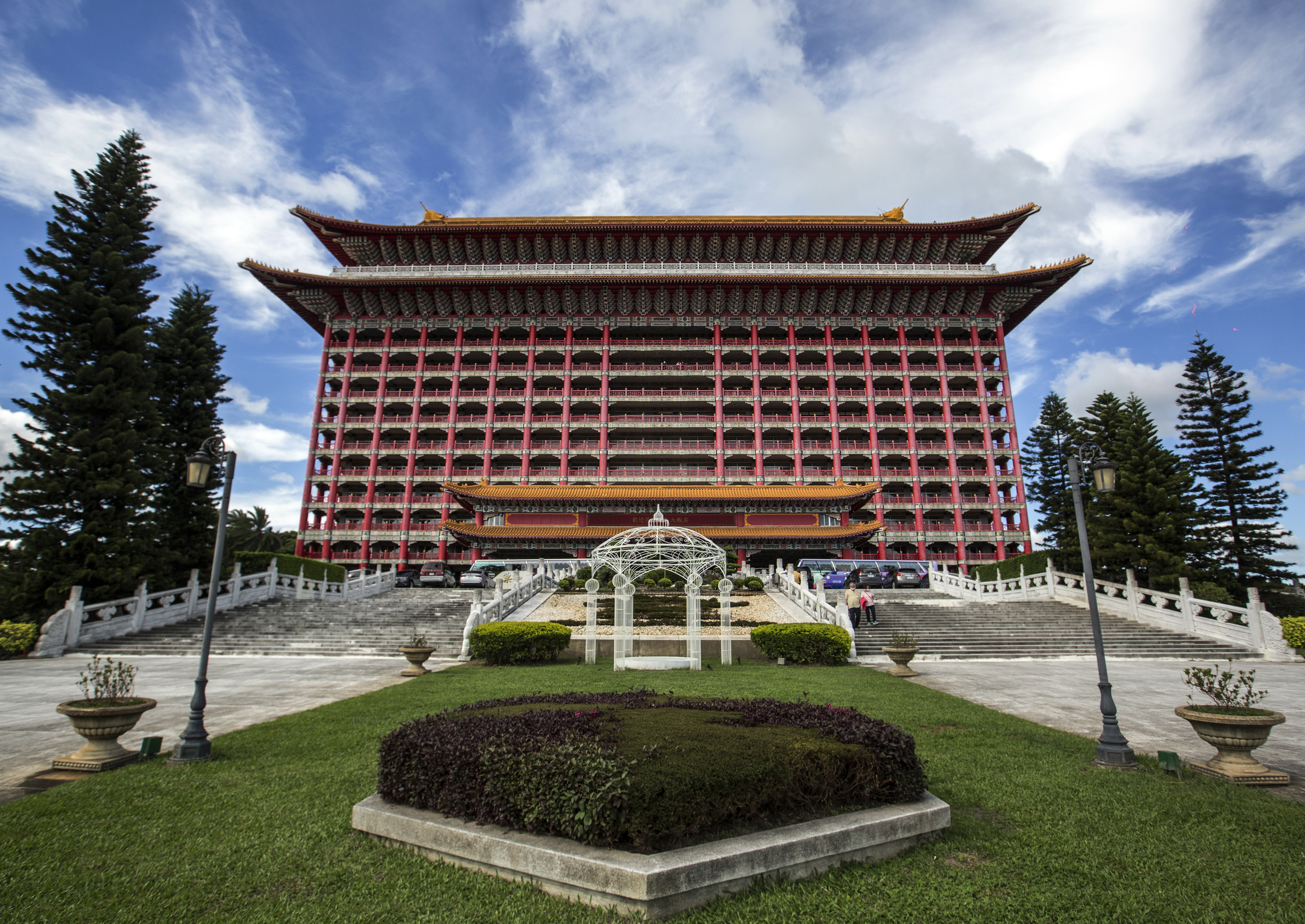 圓山飯店的歷史背景特殊，幾乎等同百分之百公股的企業。