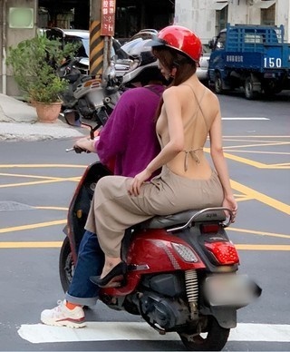 最近就有網友騎車時後撞見夏天優質好風景。（翻攝自臉書）