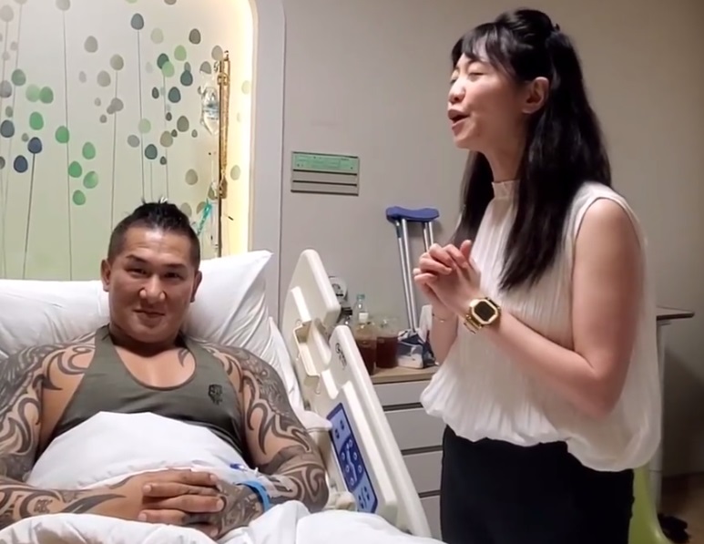 高嘉瑜探病館長，她獻唱一曲〈隱形的翅膀〉祝福館長早日康復。（翻攝自飆捍臉書）