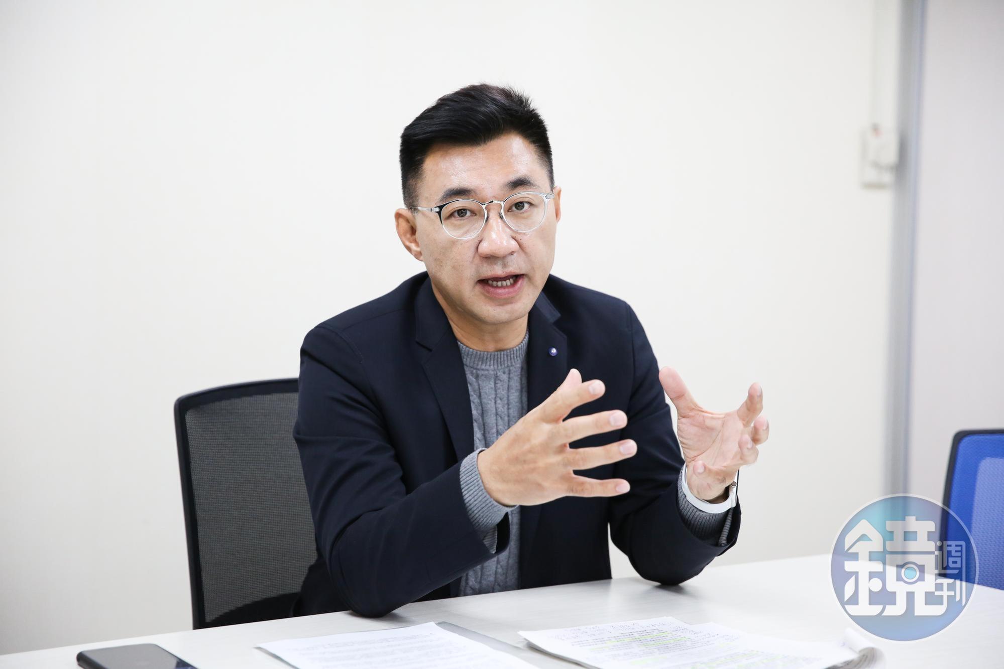江啟臣上任後積極推動數位黨部APP，今（1）日上線，首日即時動態就是號召黨員團結抵抗瘦肉精毒豬。