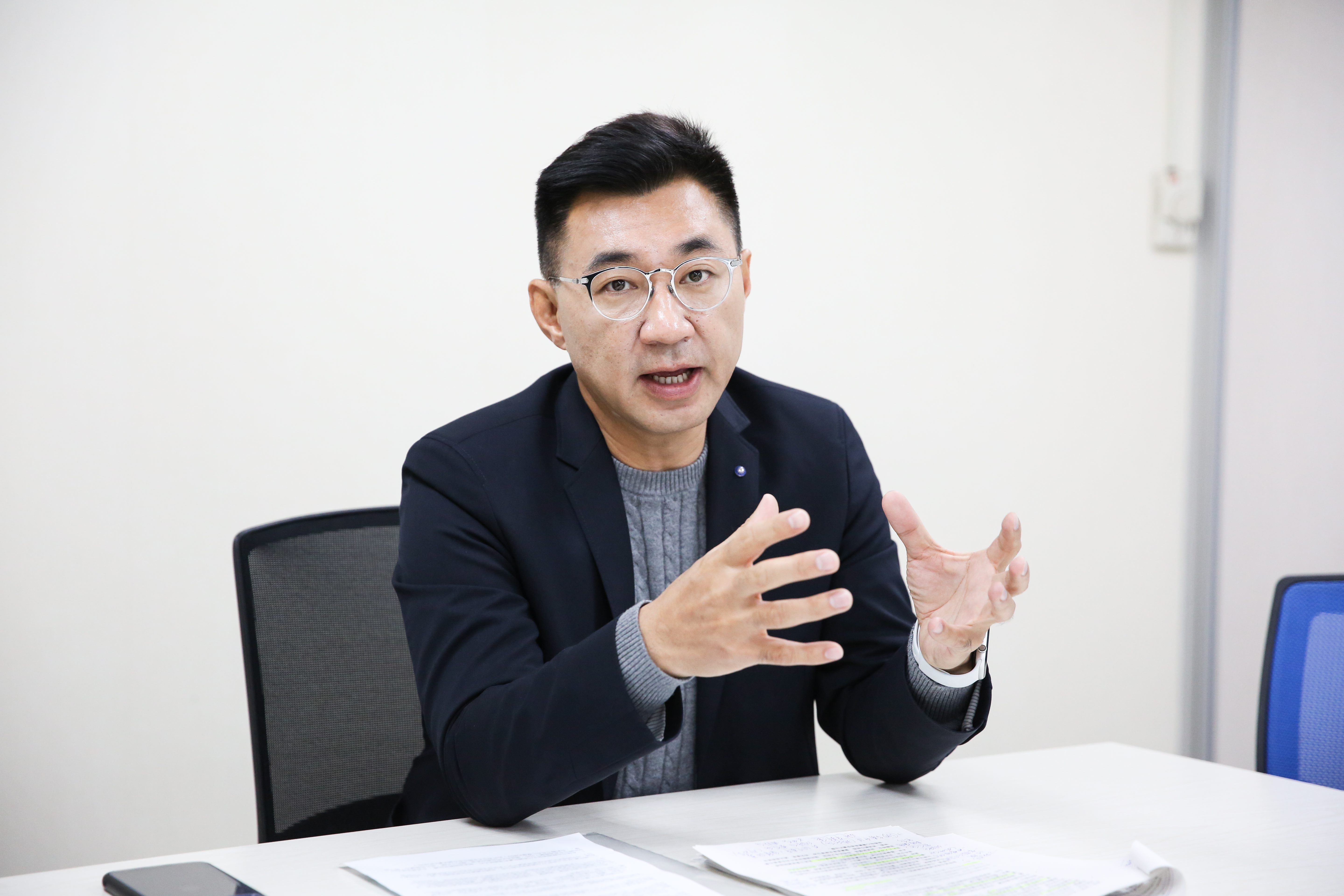 江啟臣上任後積極推動數位黨部APP，今（1）日上線，首日即時動態就是號召黨員團結抵抗瘦肉精毒豬。