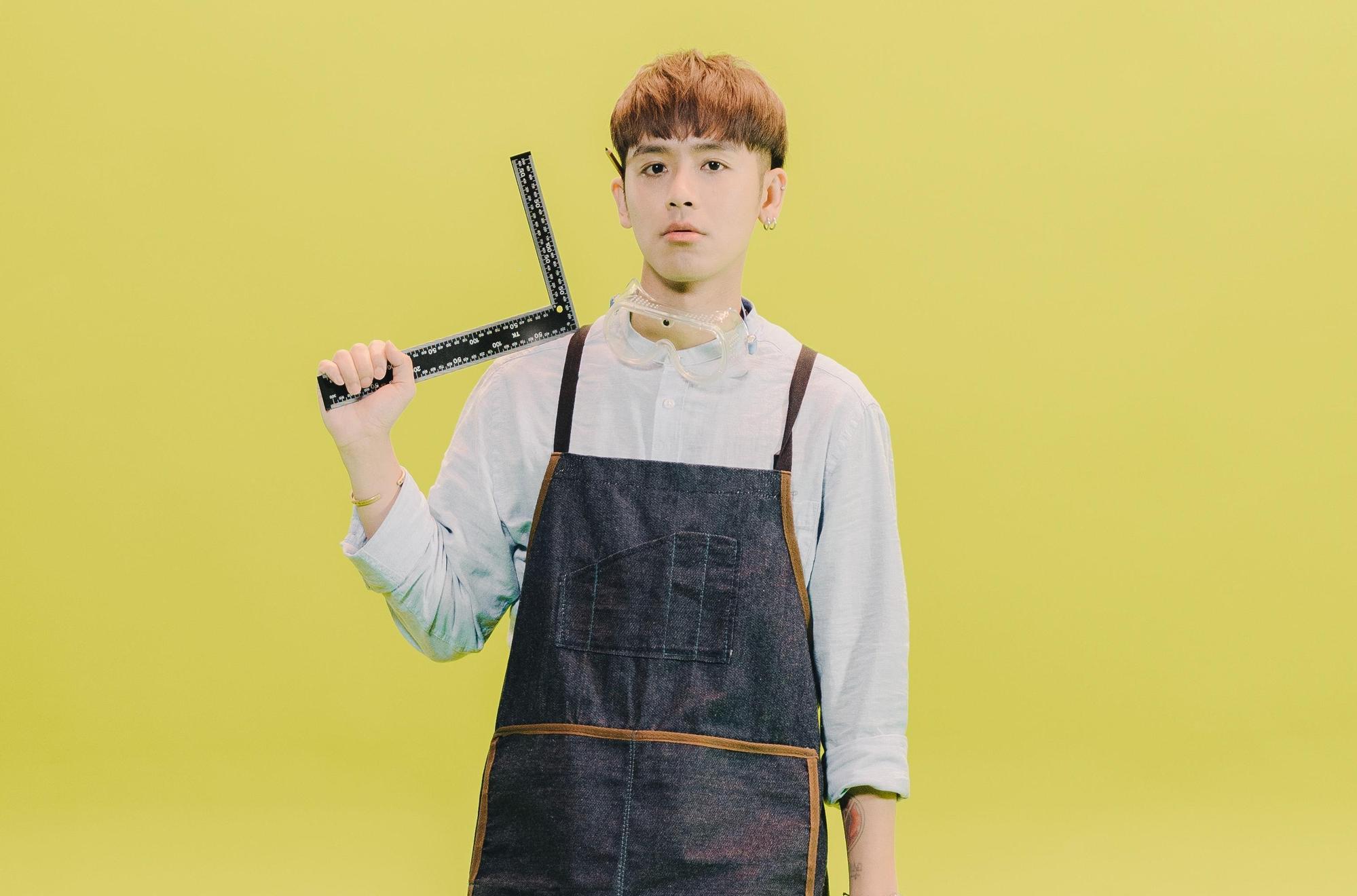 鼓鼓在〈Pro Der〉MV中扮演木工。（相信音樂提供）